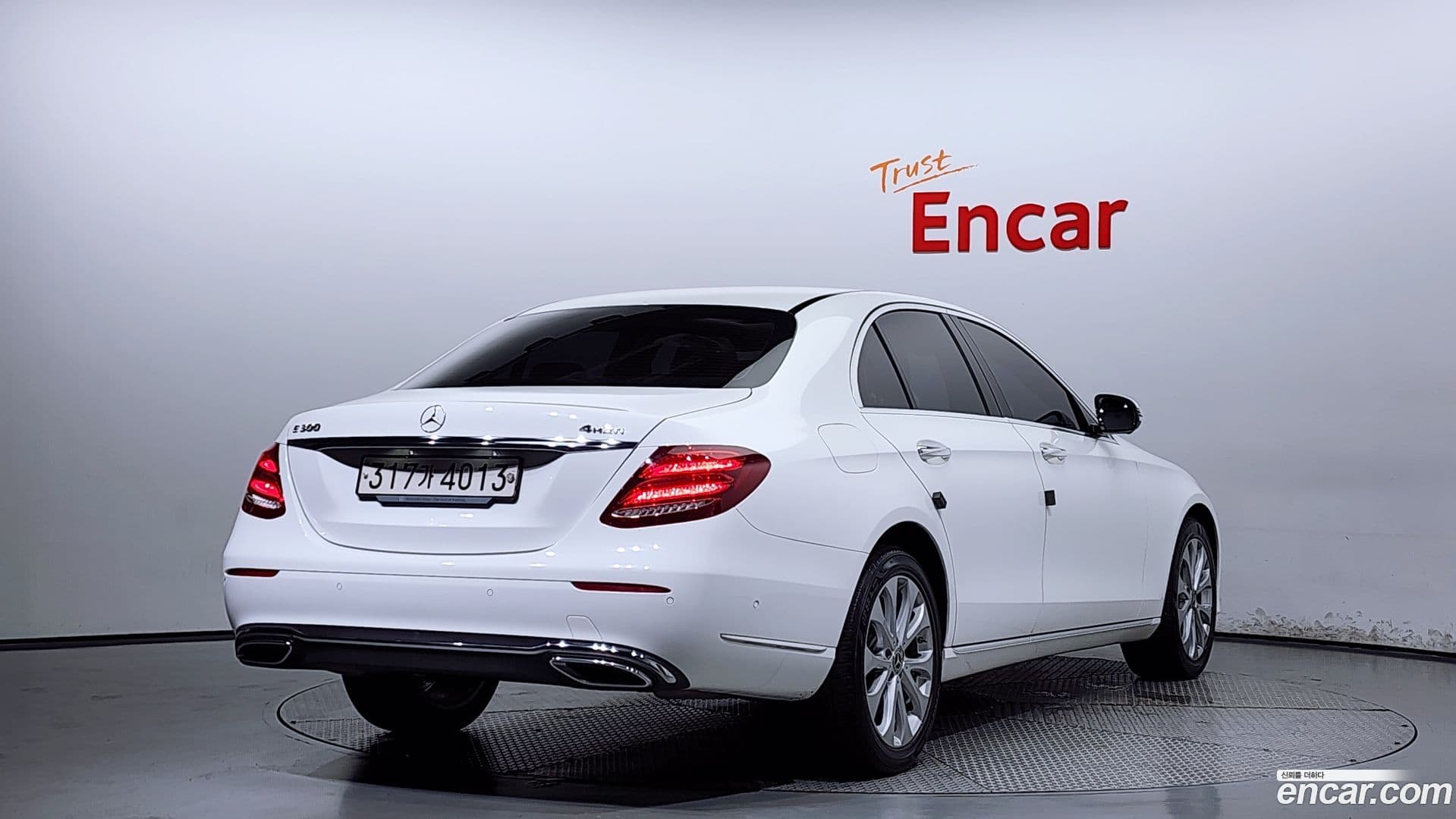 Main__Slider__Photo:E-Class Mercedes-Benz 2020.6-0