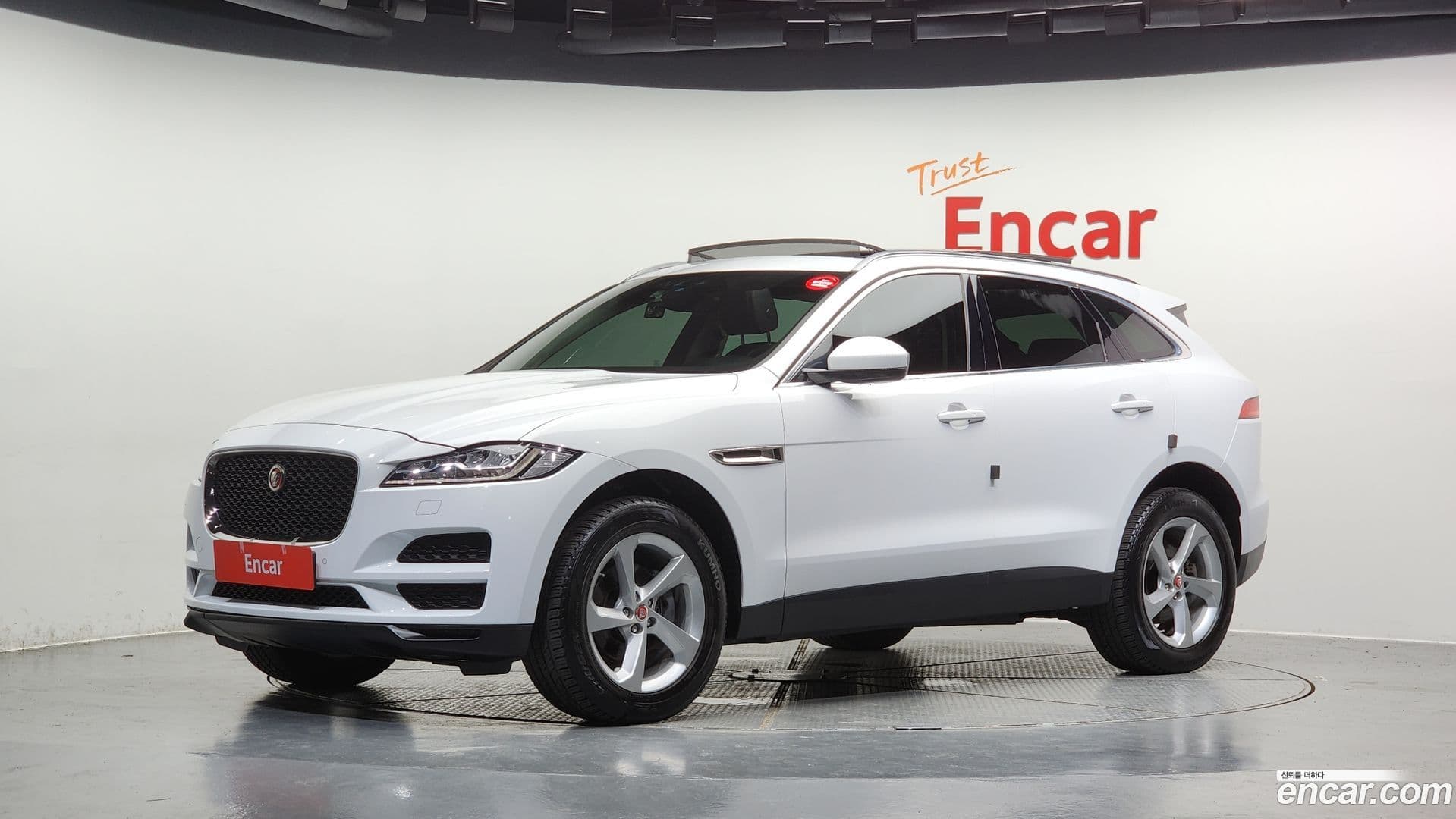 Main__Slider__Photo:F-PACE Jaguar 2019.9-0