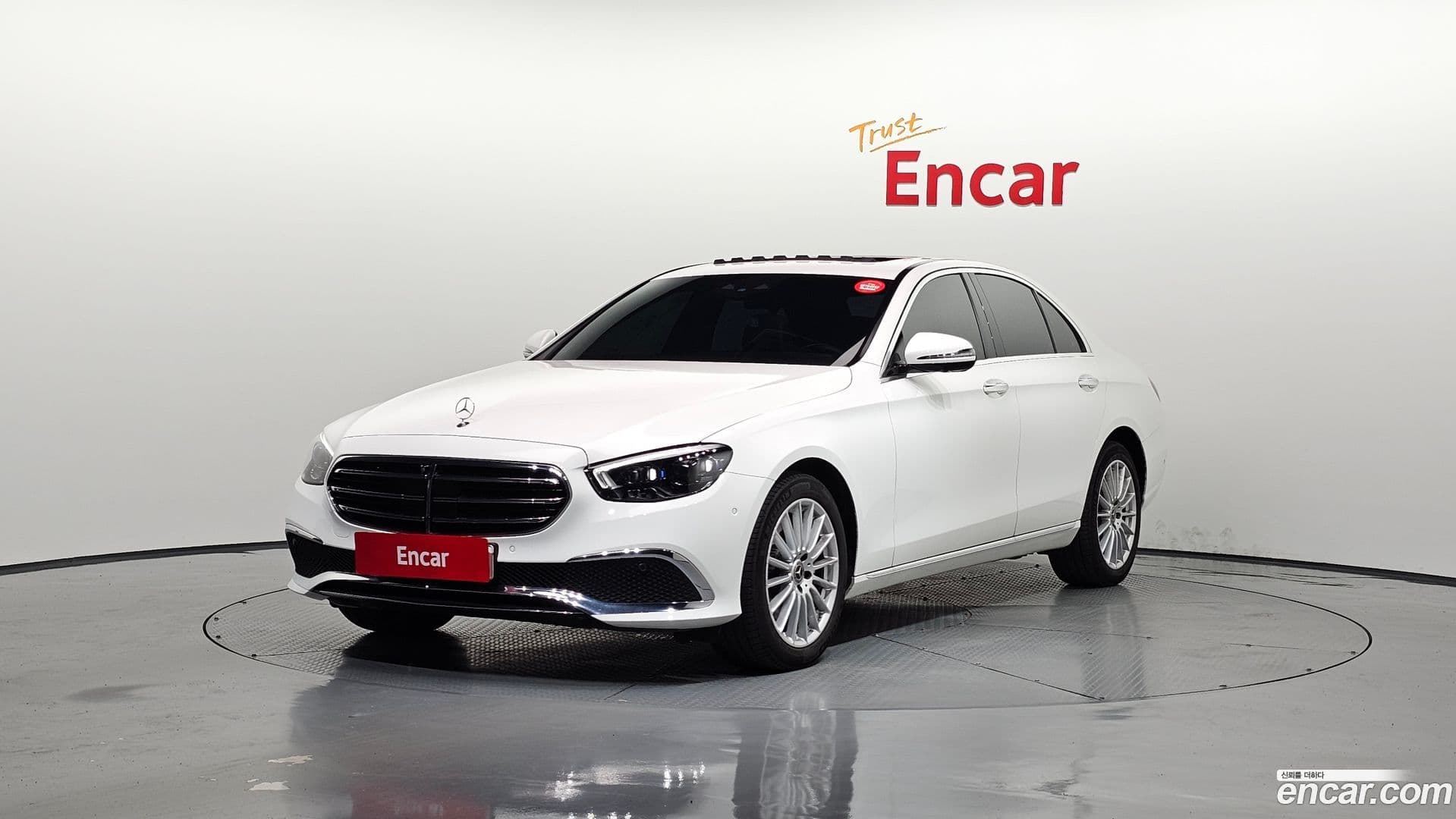 Main__Slider__Photo:E-Class Mercedes-Benz 2023.5-0