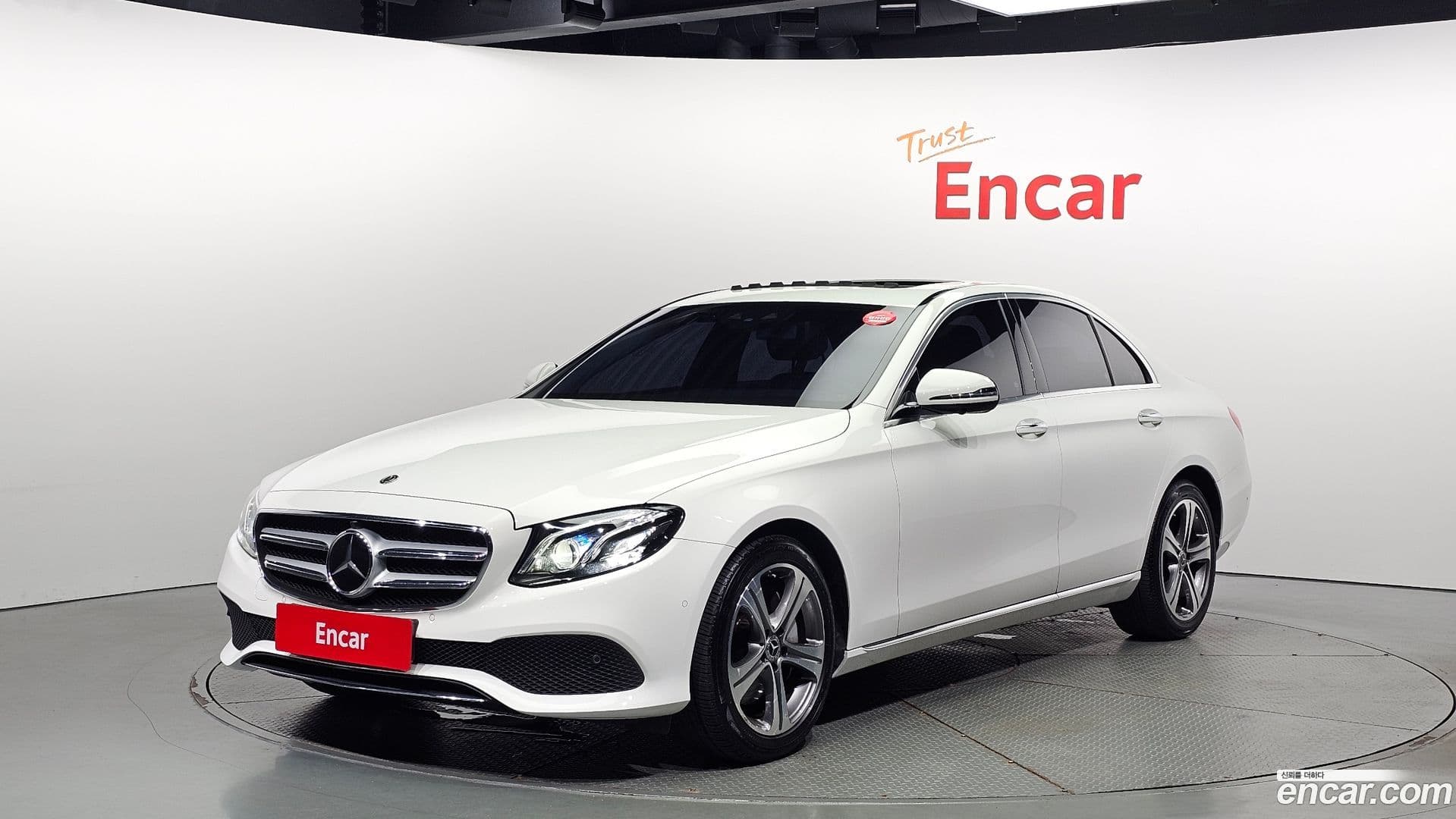 Main__Slider__Photo:E-Class Mercedes-Benz 2017.5-0