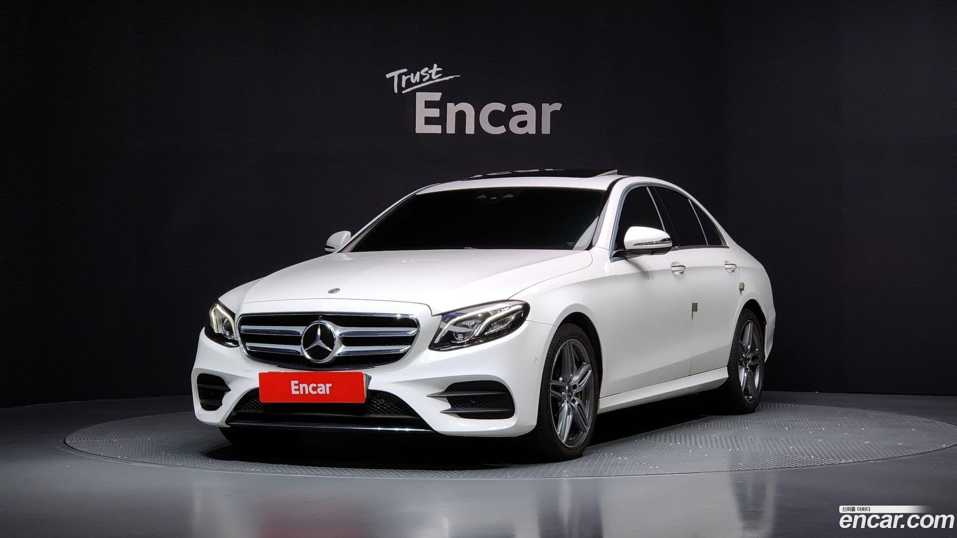 Main__Slider__Photo:E-Class Mercedes-Benz 2020.3-0