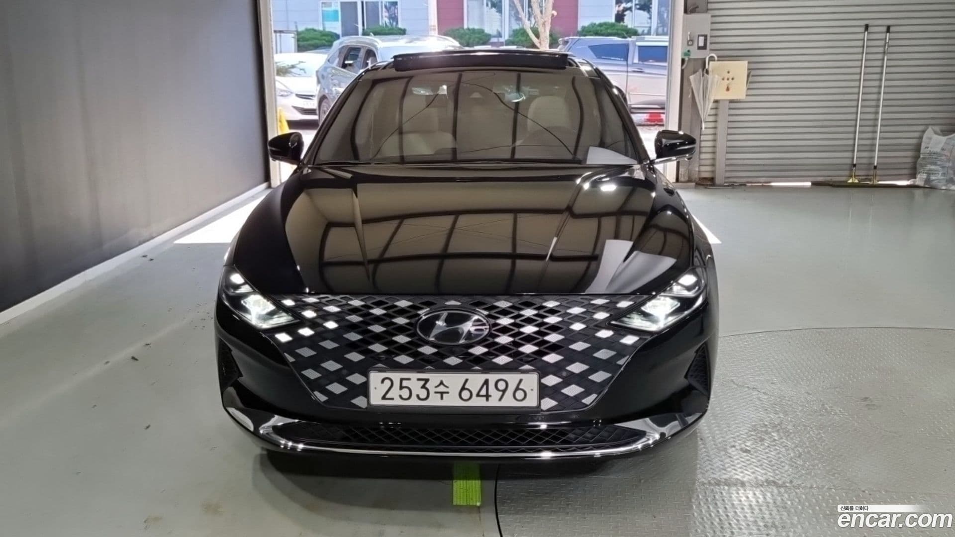 Main__Slider__Photo:Grandeur Hyundai 2021.10-0