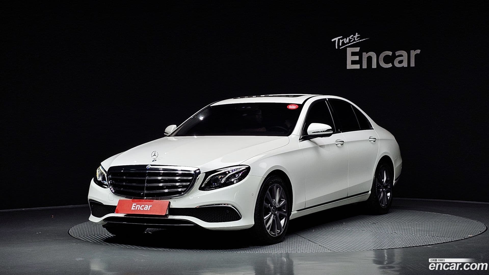Main__Slider__Photo:E-Class Mercedes-Benz 2017.9-0