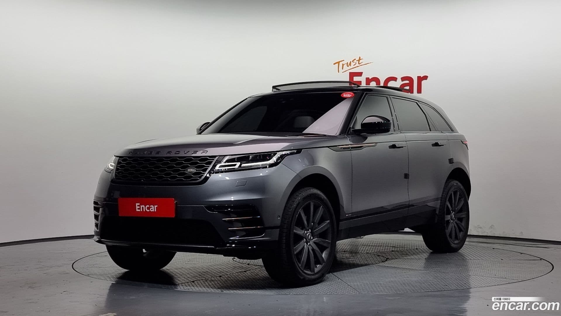 Main__Slider__Photo:Range Rover Velar Land Rover 2017.8-0