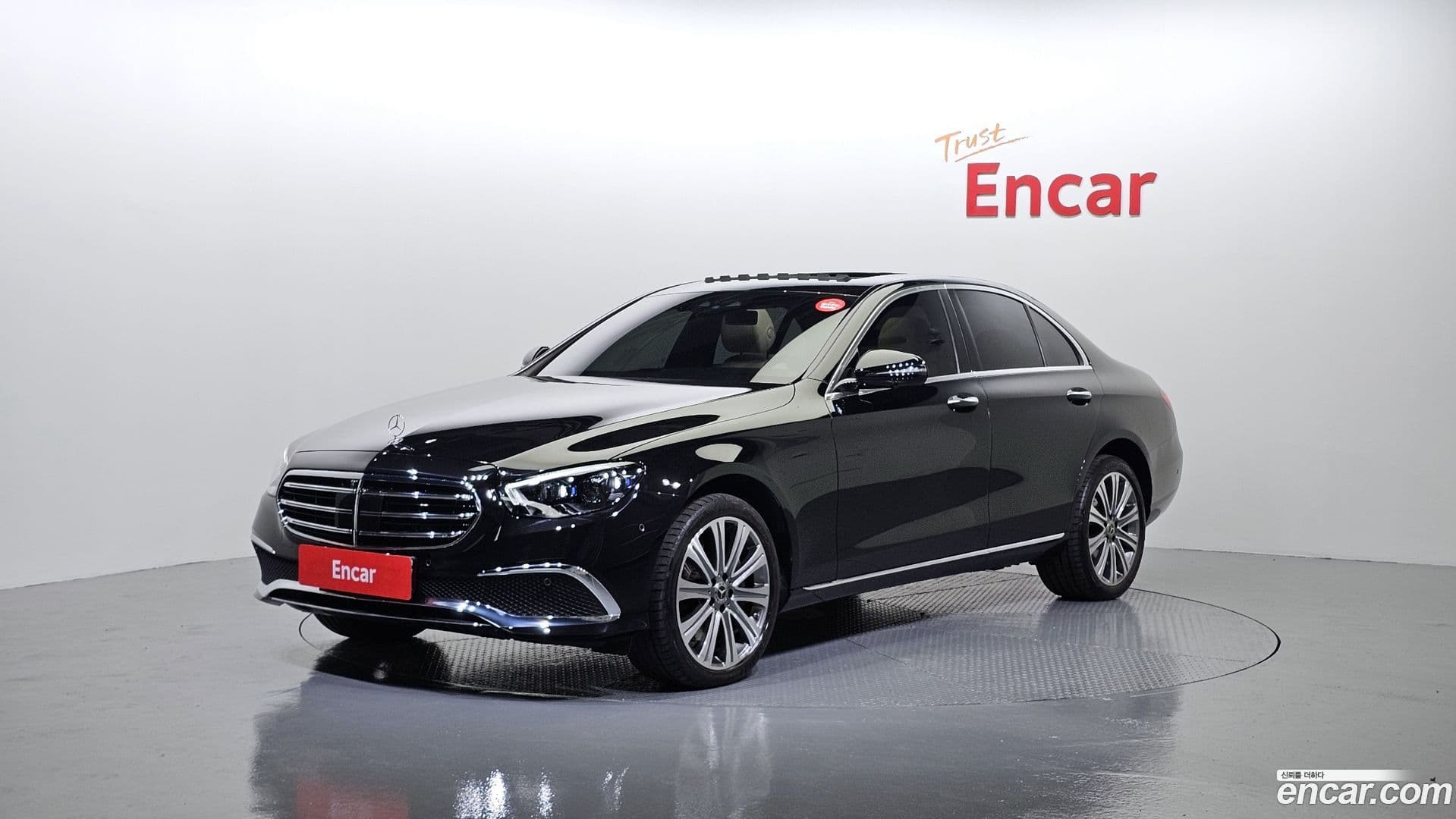 Main__Slider__Photo:E-Class Mercedes-Benz 2023.4-0