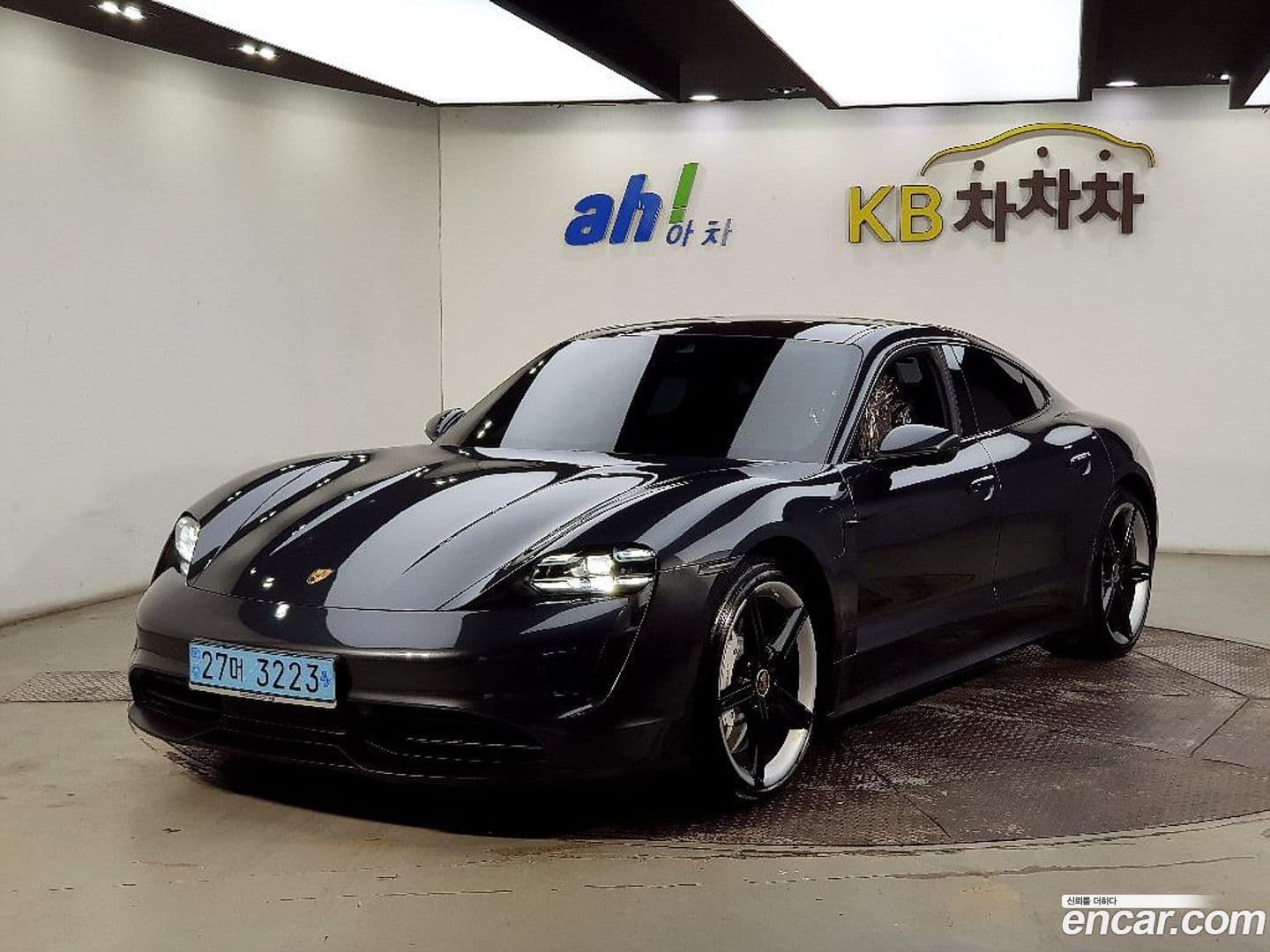 Main__Slider__Photo:Taycan Porsche 2021.10-0