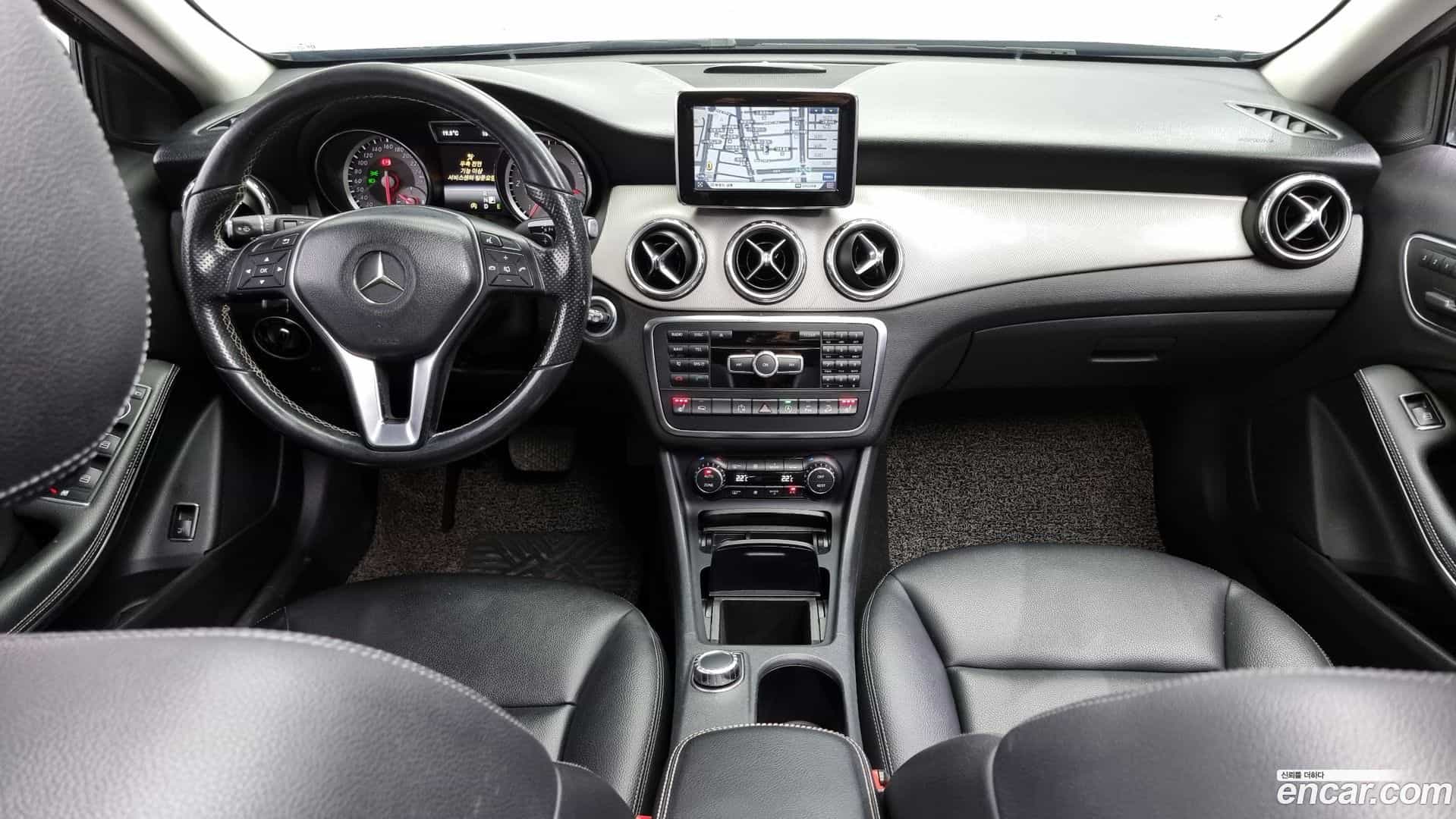 GLA-Class Mercedes-Benz 2015.11-INNER-007