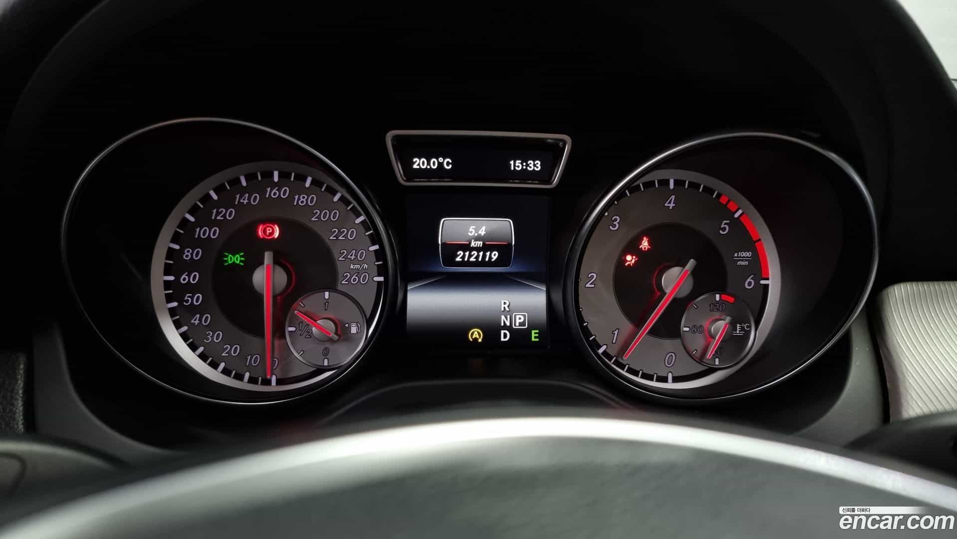GLA-Class Mercedes-Benz 2015.11-INNER-008