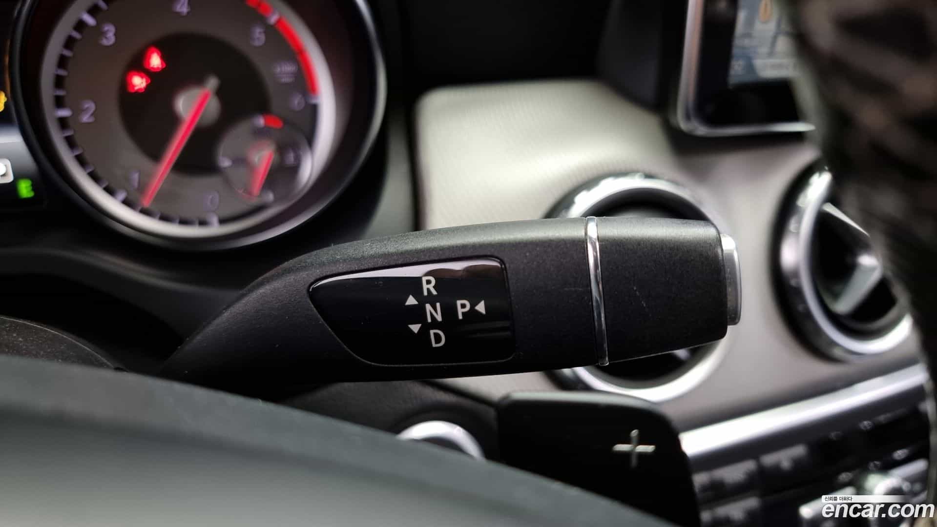 GLA-Class Mercedes-Benz 2015.11-INNER-009