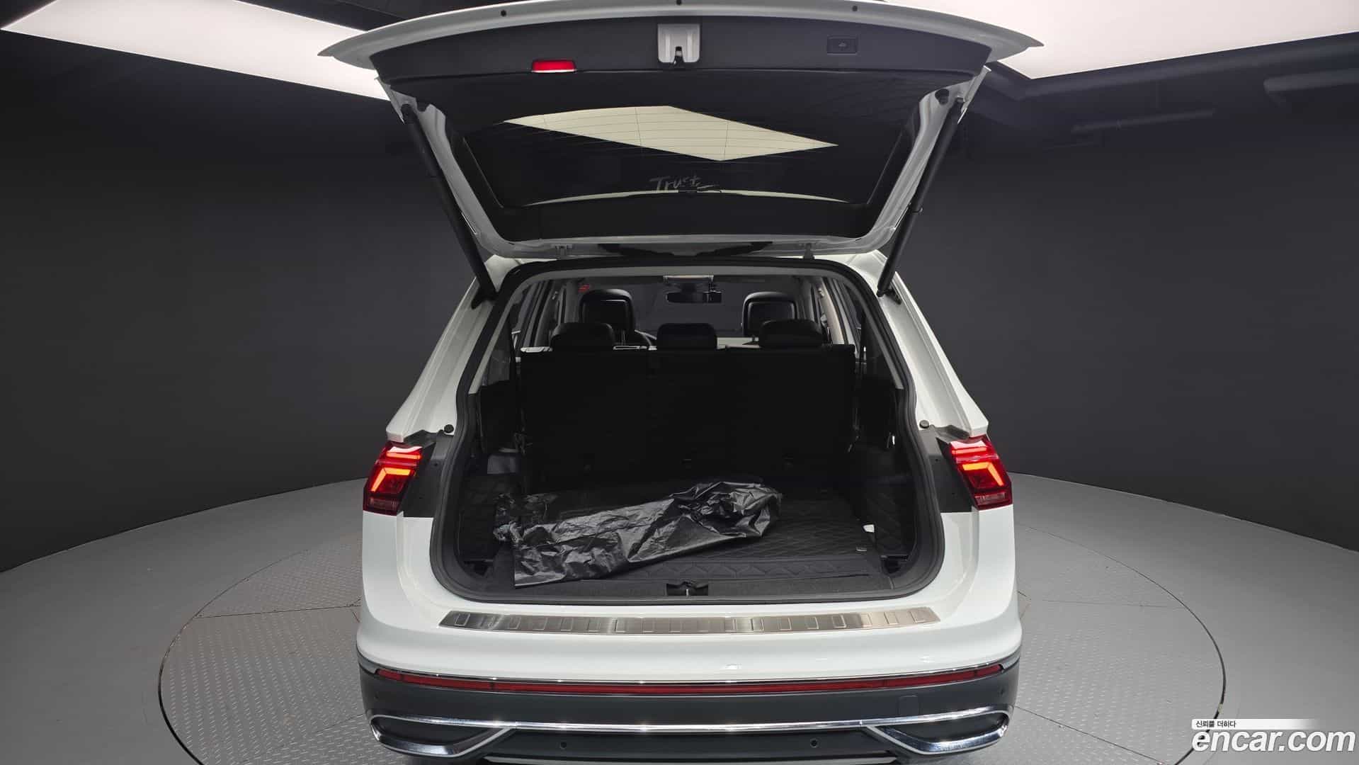 Tiguan Volkswagen 2023.11-OPTION-024