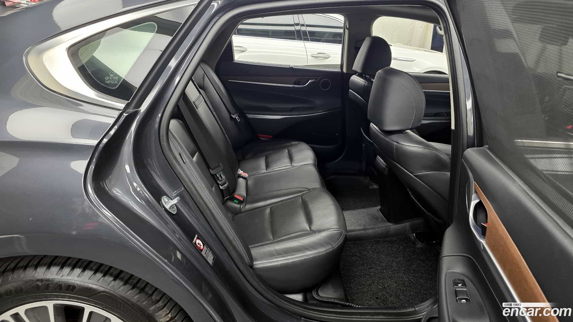 Grandeur Hyundai 2018.9-OPTION-016