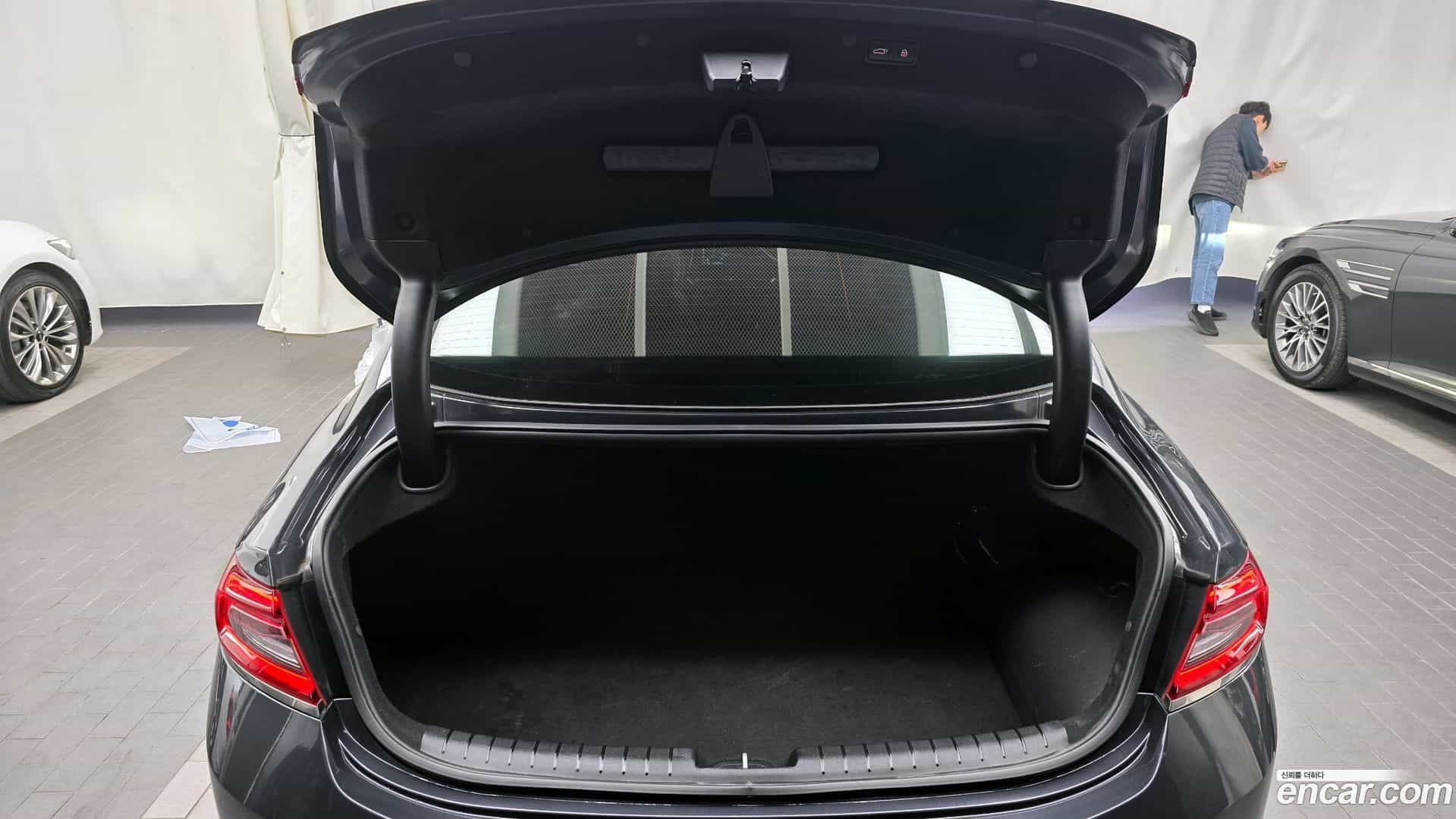 Grandeur Hyundai 2018.9-OPTION-024