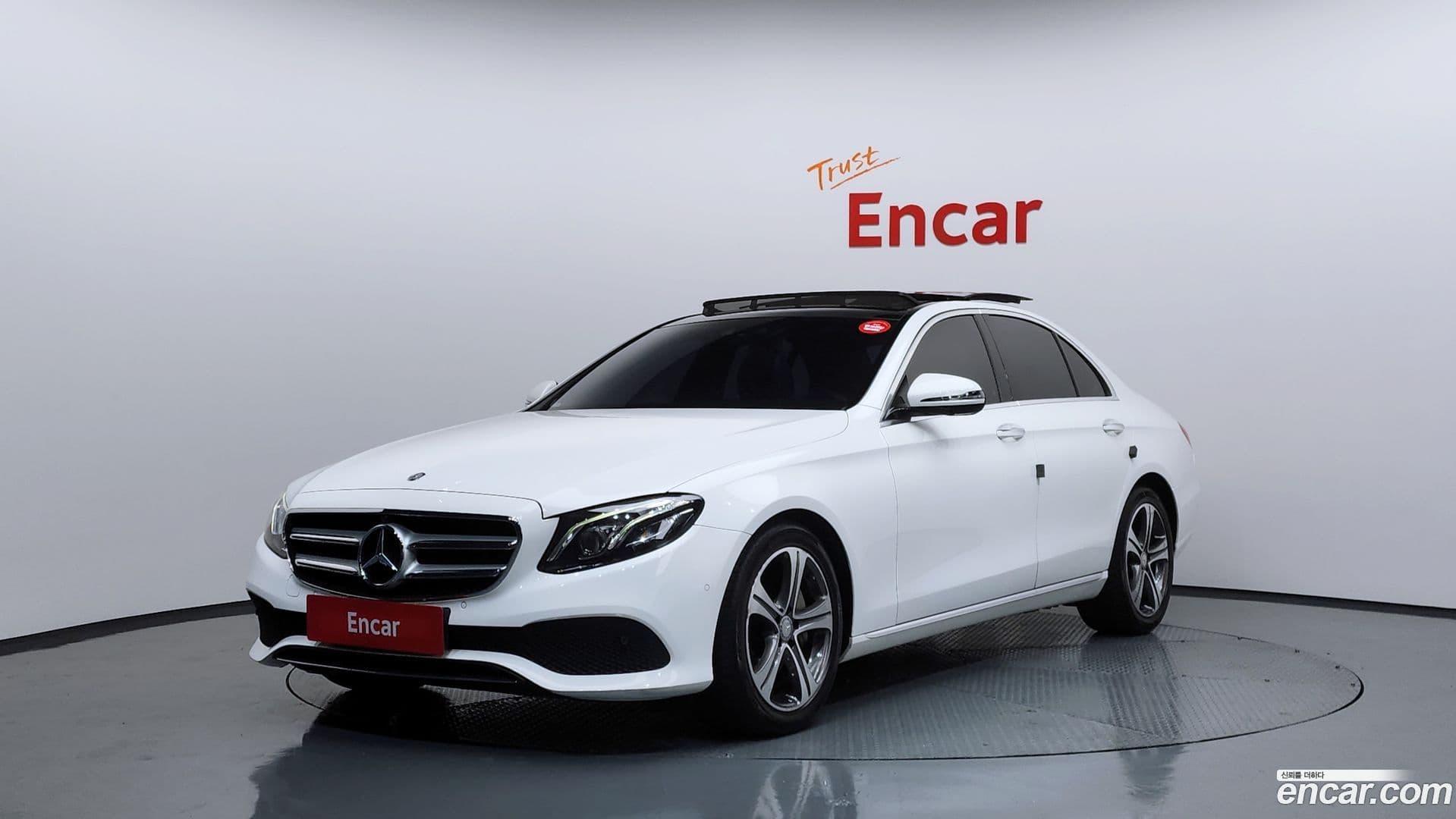 Main__Slider__Photo:E-Class Mercedes-Benz 2016.9-0