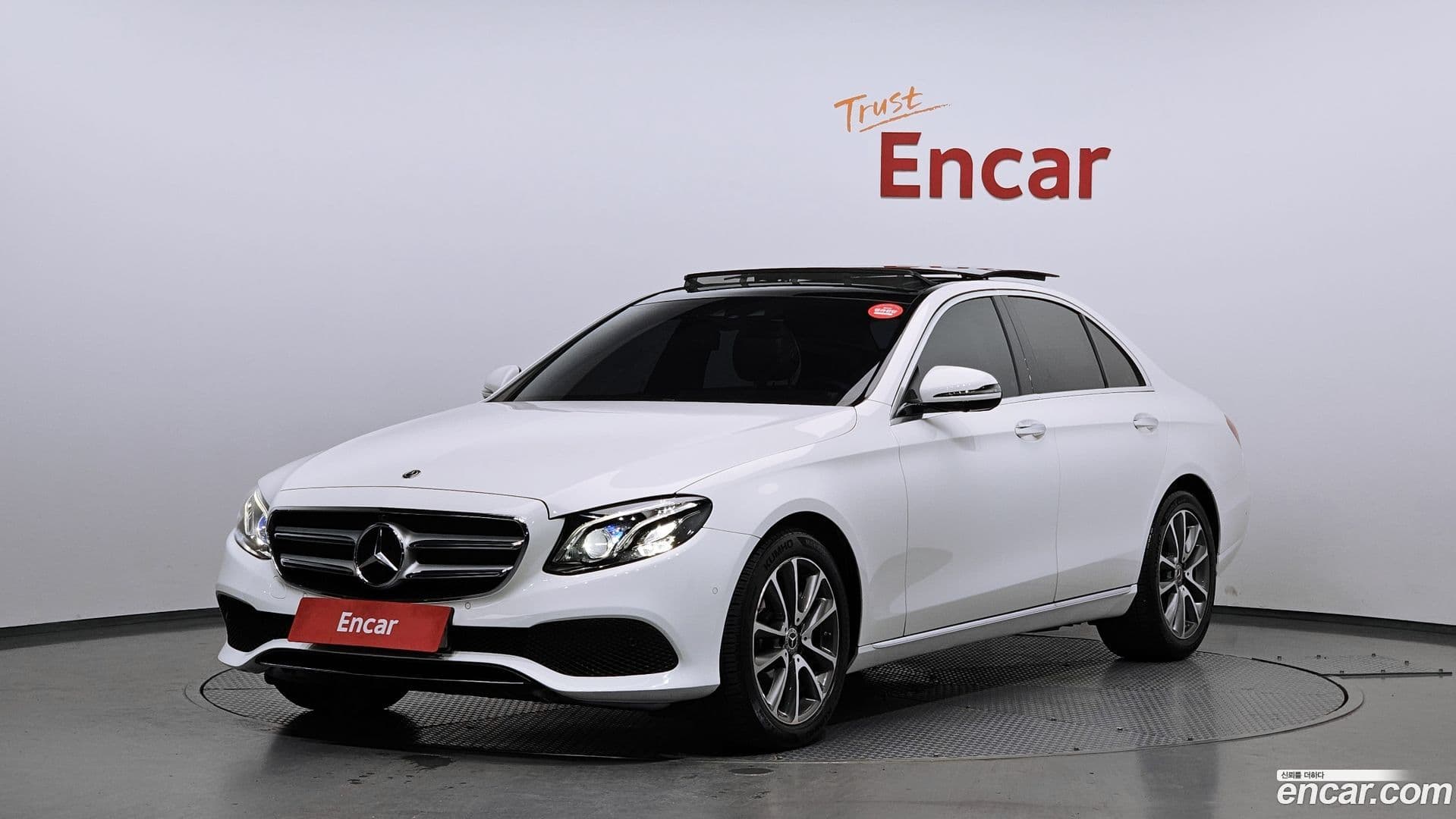 Main__Slider__Photo:E-Class Mercedes-Benz 2018.9-0