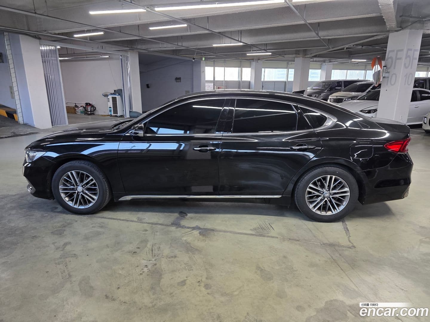 Main__Slider__Photo:Grandeur Hyundai 2019.3-0