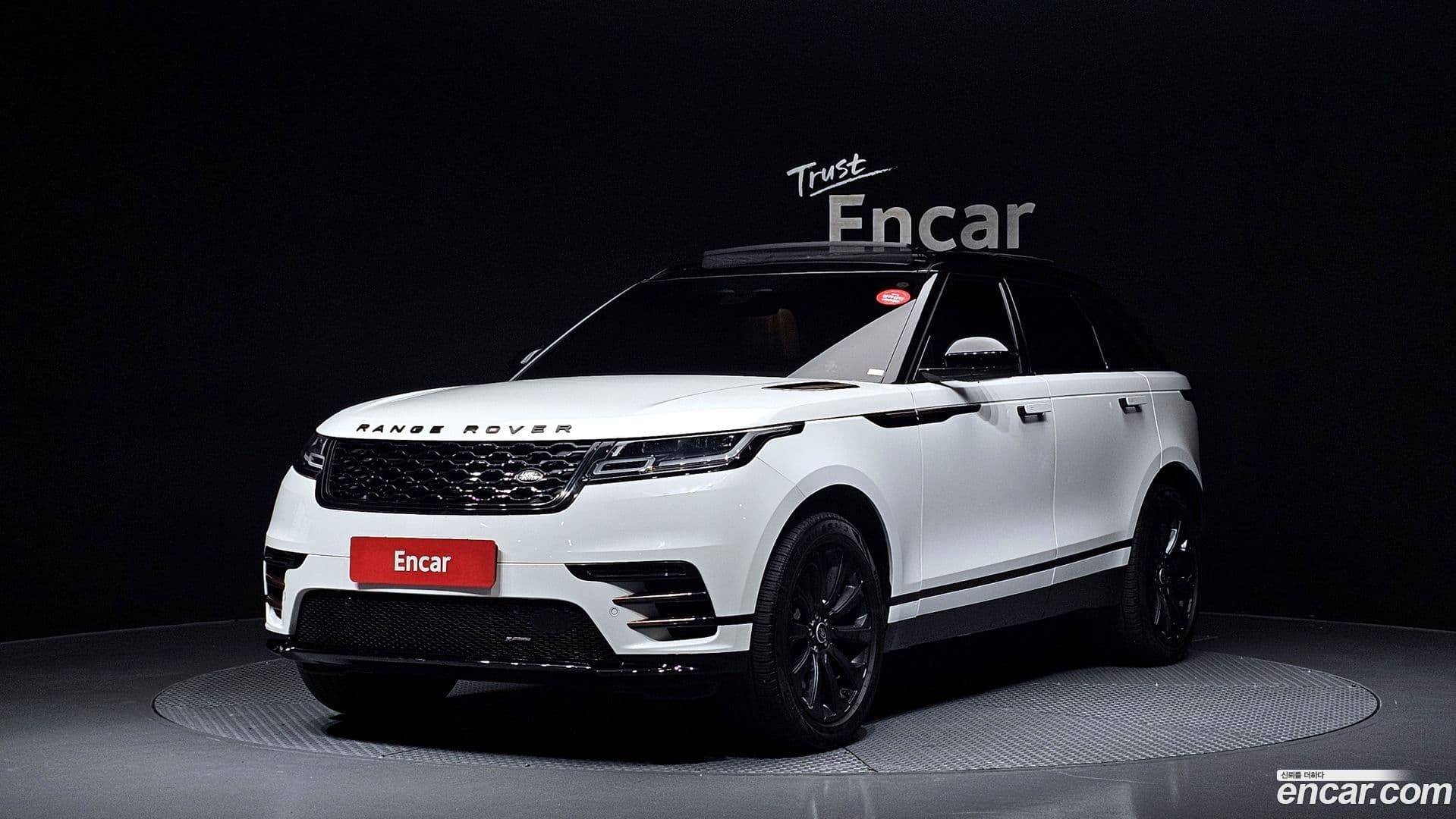 Main__Slider__Photo:Range Rover Velar Land Rover 2022.10-0