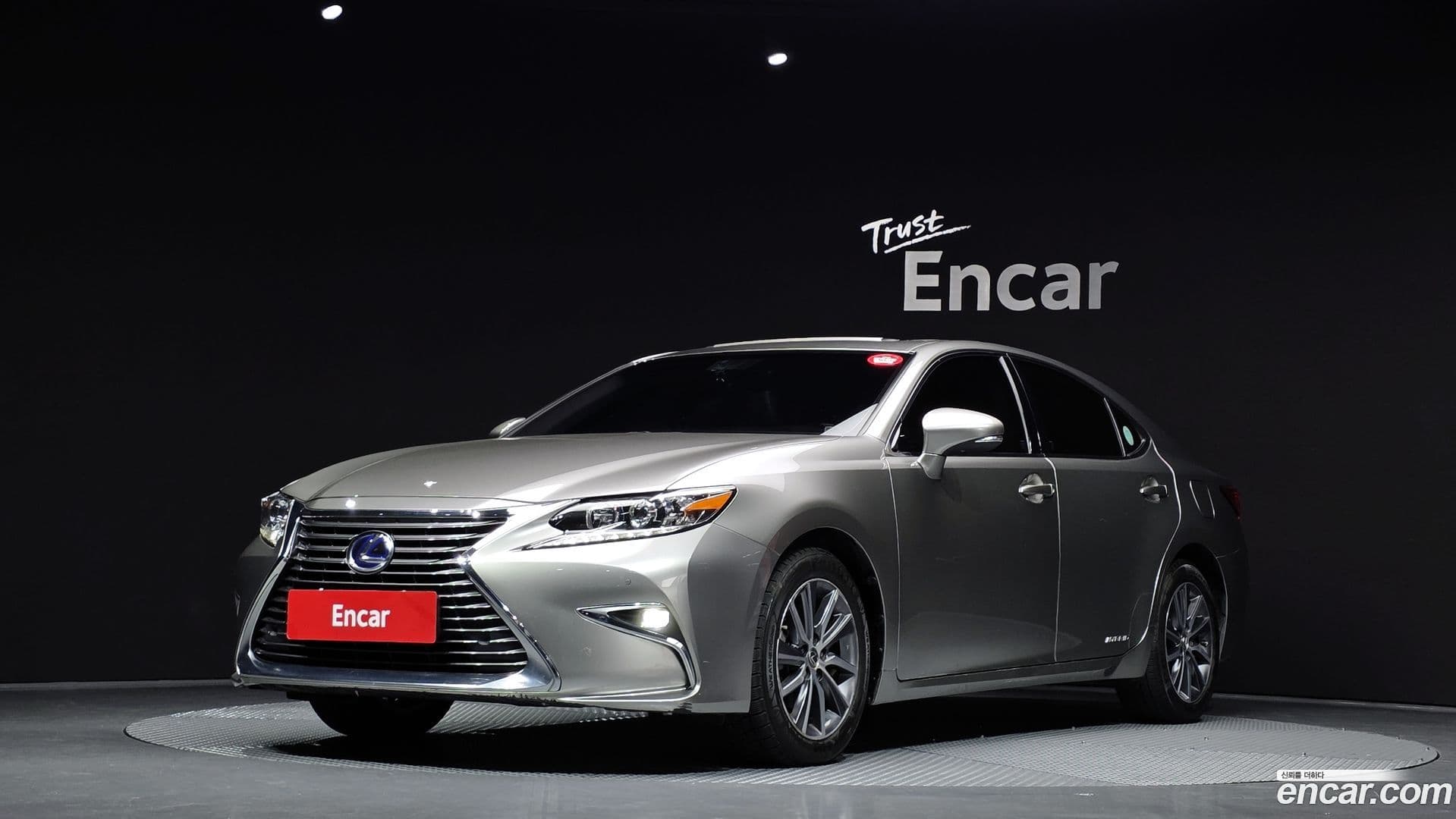 Main__Slider__Photo:ES Lexus 2017.8-0