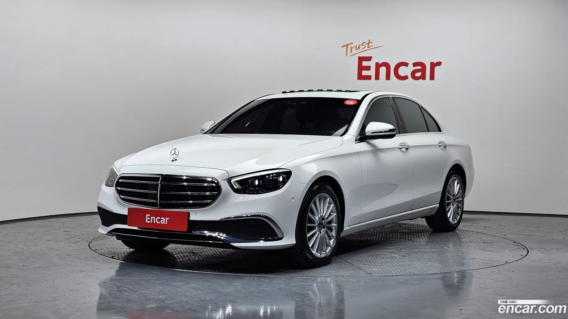 Main__Slider__Photo:E-Class Mercedes-Benz 2020.11-0