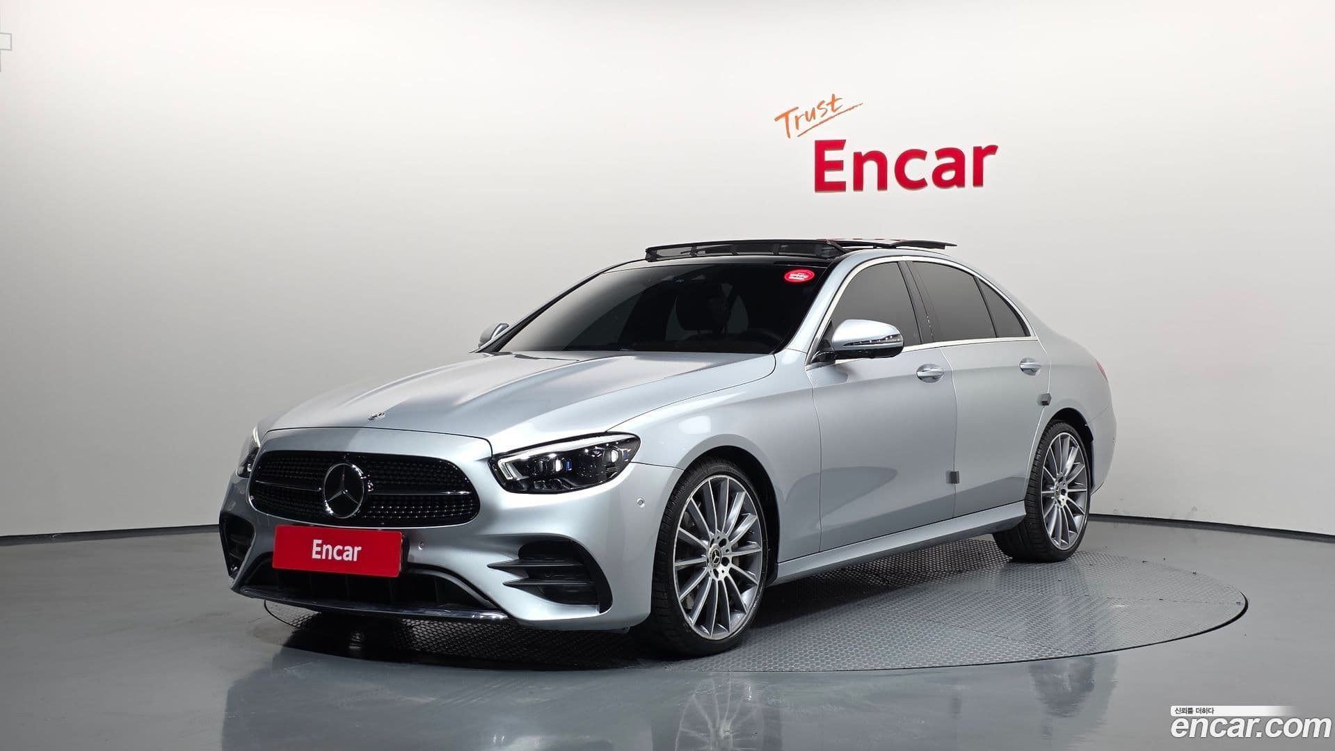 Main__Slider__Photo:E-Class Mercedes-Benz 2022.5-0