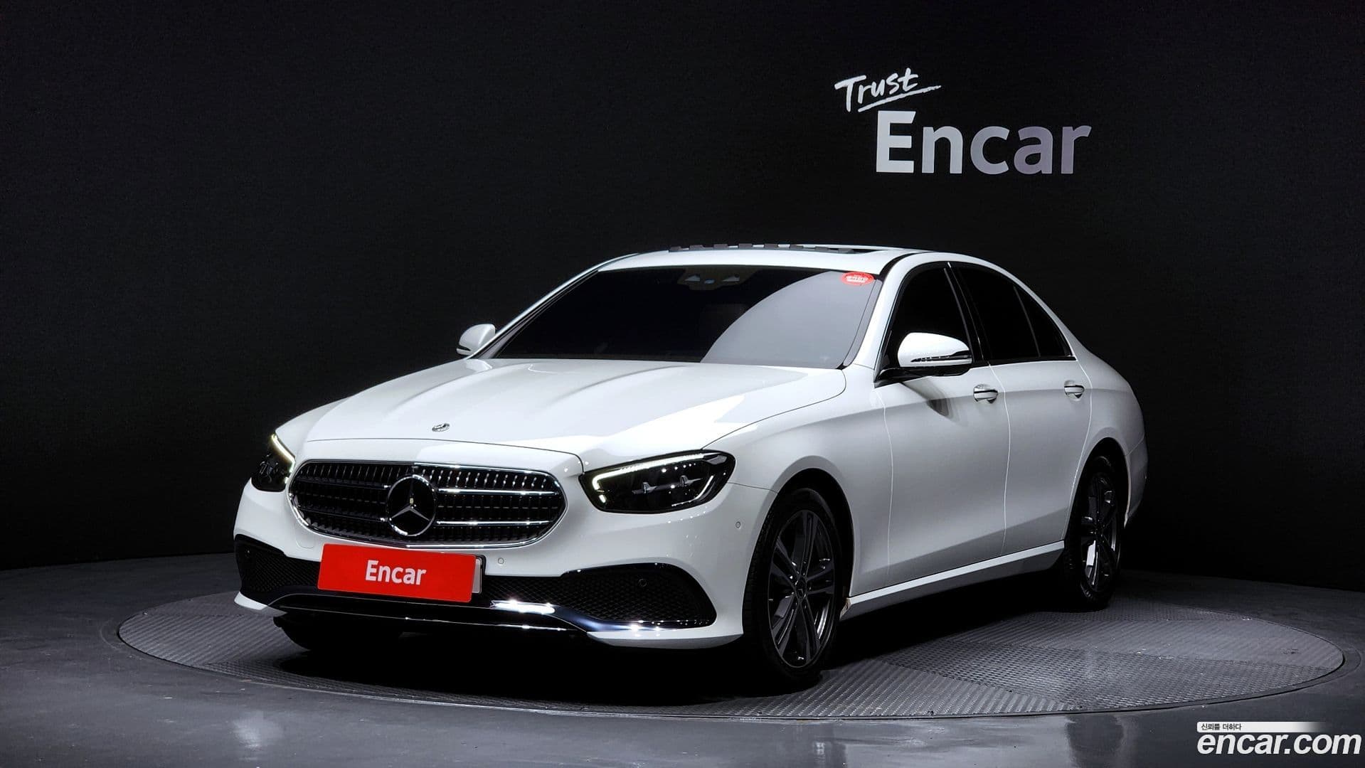 Main__Slider__Photo:E-Class Mercedes-Benz 2023.11-0