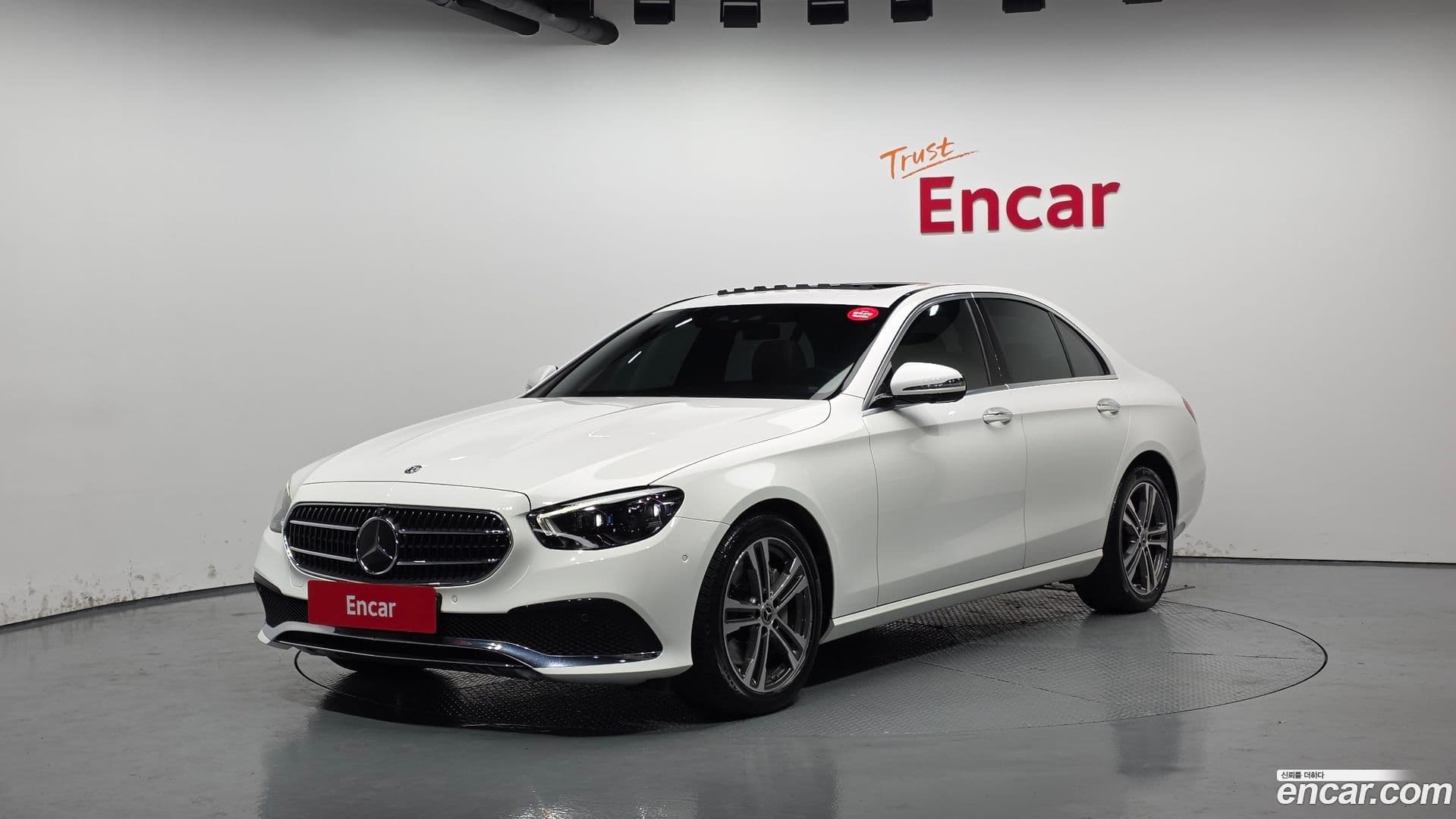 Main__Slider__Photo:E-Class Mercedes-Benz 2021.0-0