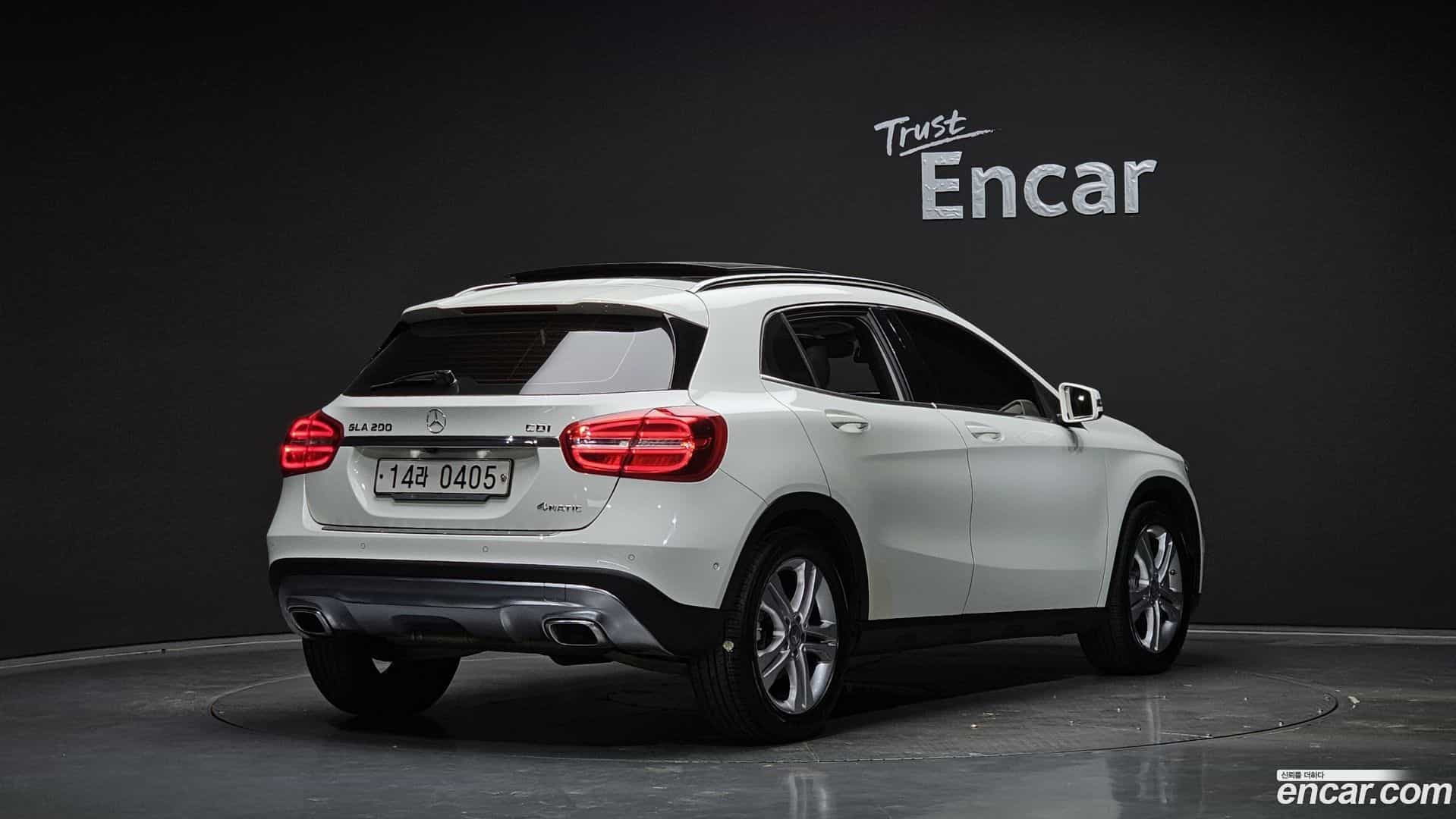 GLA-Class Mercedes-Benz 2015.8-OUTER-002