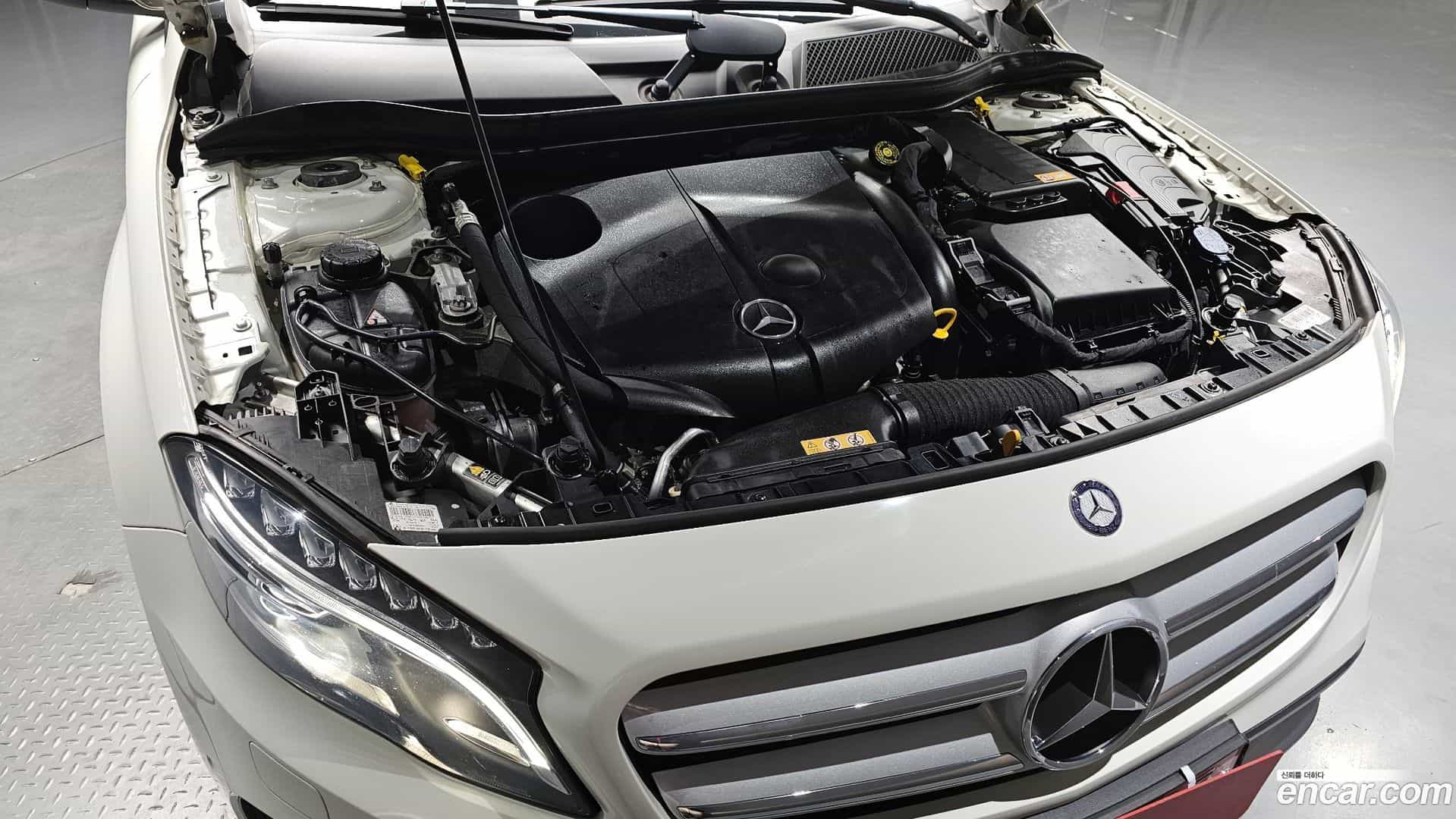 GLA-Class Mercedes-Benz 2015.8-INNER-006