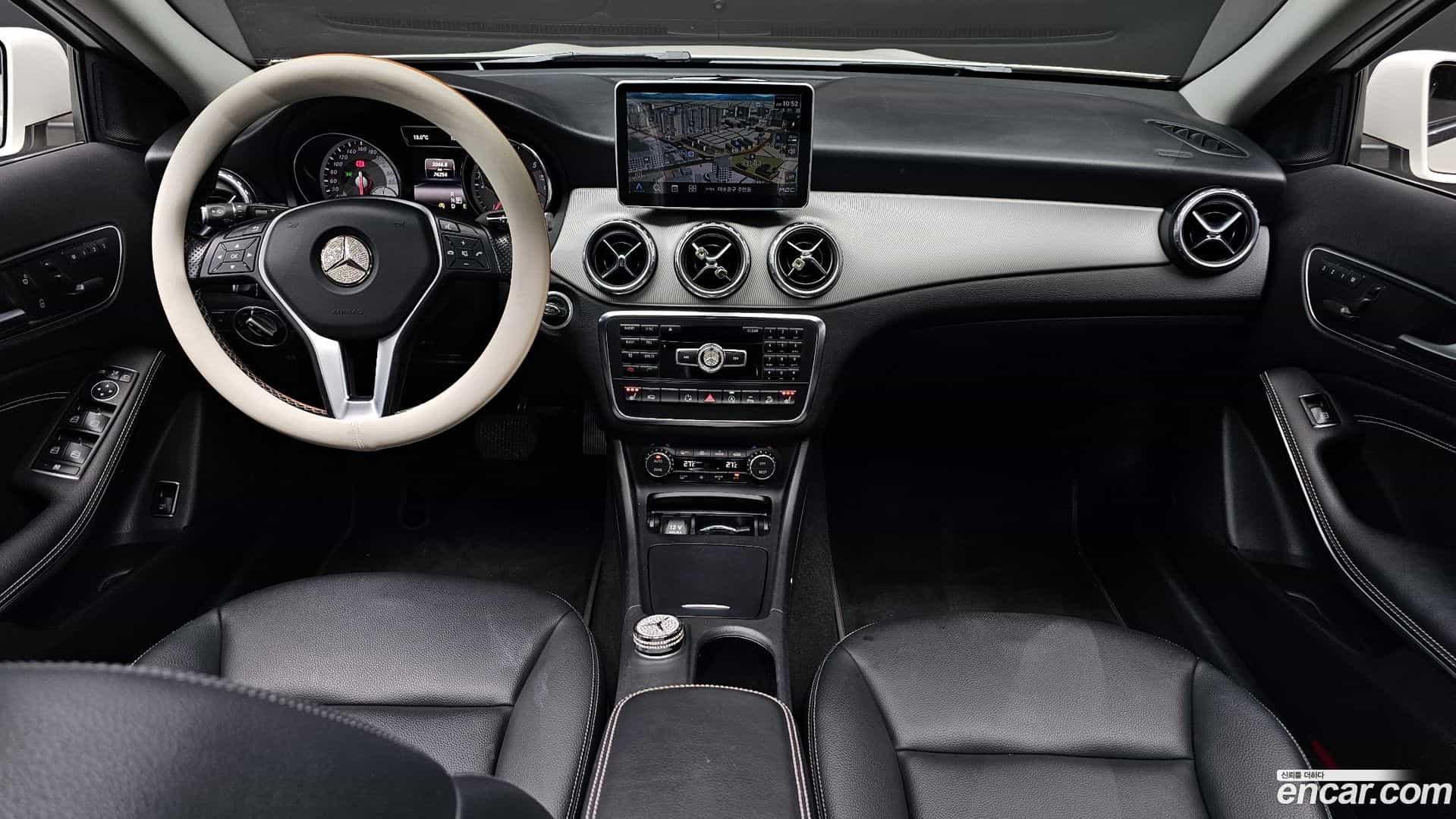 GLA-Class Mercedes-Benz 2015.8-INNER-007