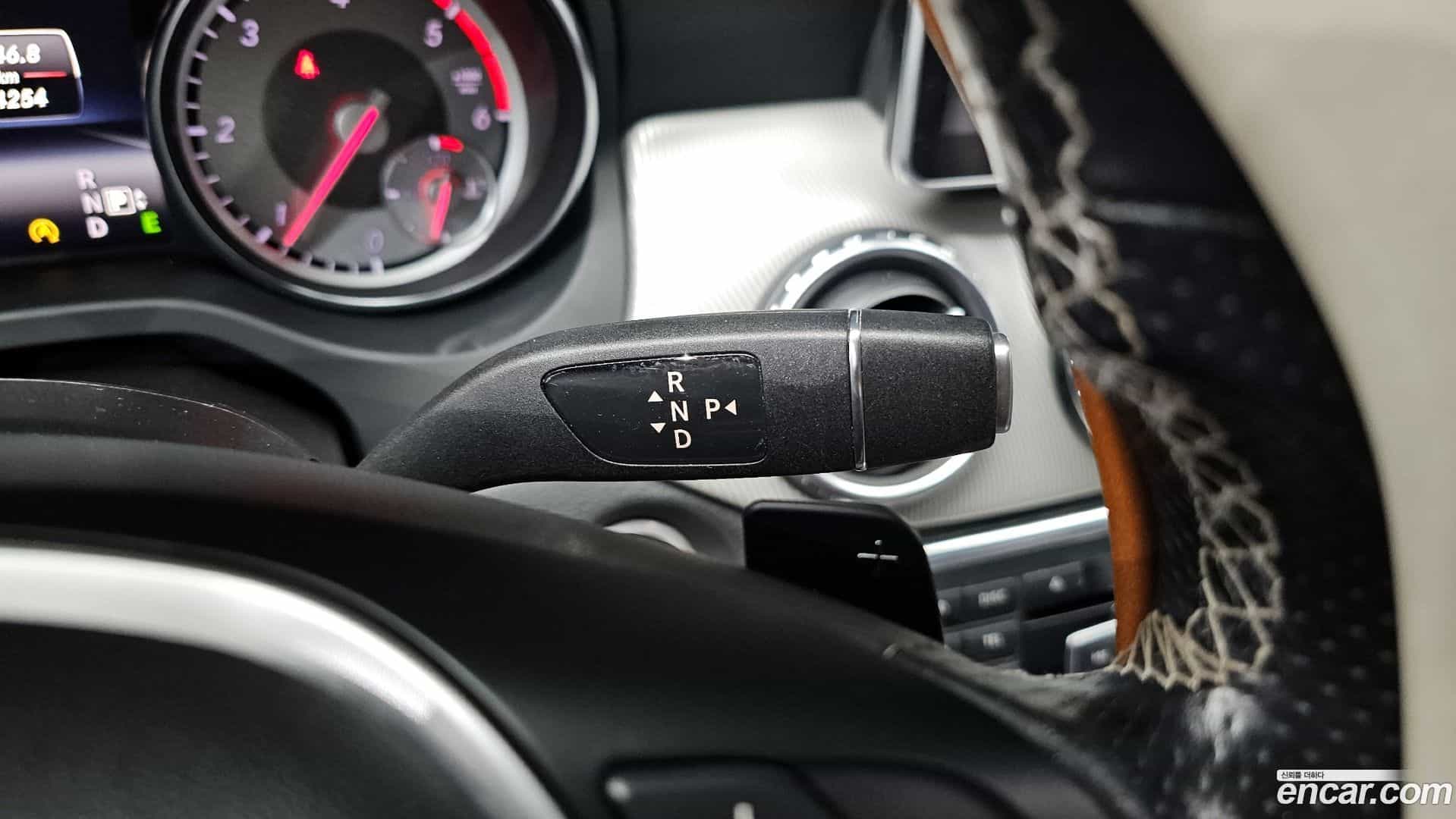 GLA-Class Mercedes-Benz 2015.8-INNER-009