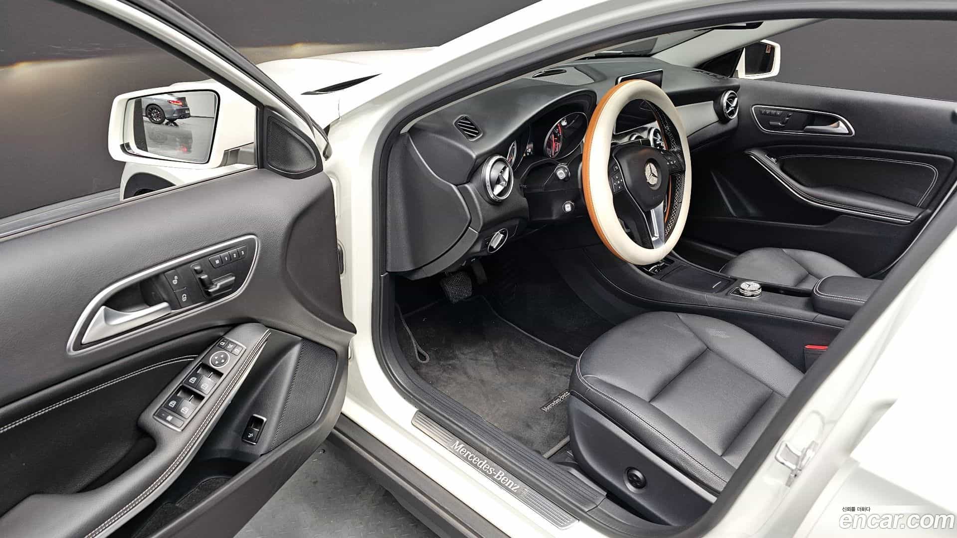 GLA-Class Mercedes-Benz 2015.8-OPTION-016
