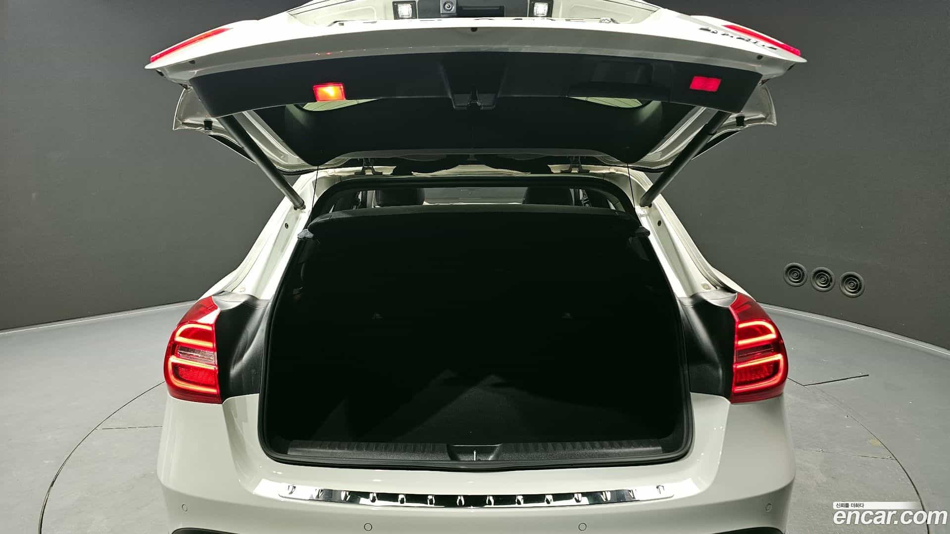 GLA-Class Mercedes-Benz 2015.8-OPTION-024