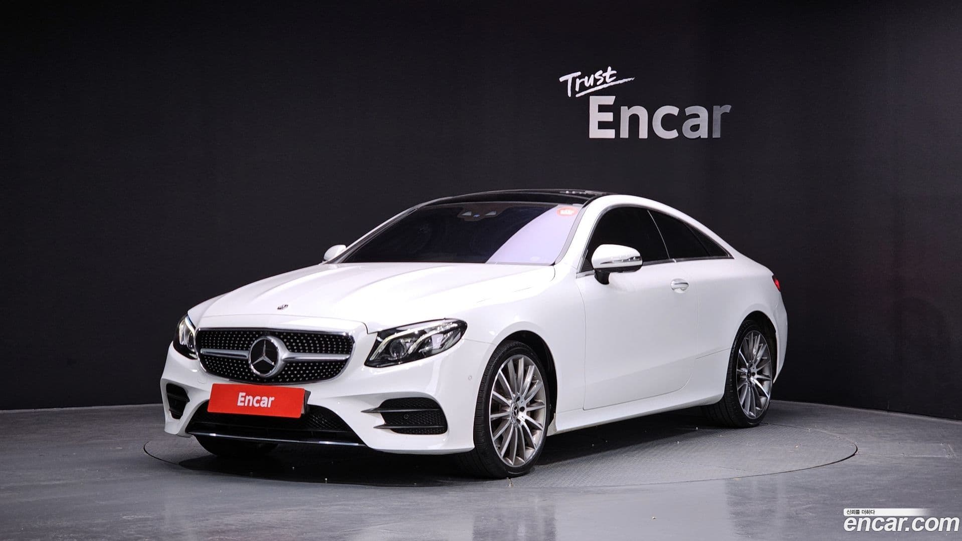 Main__Slider__Photo:E-Class Mercedes-Benz 2017.9-0