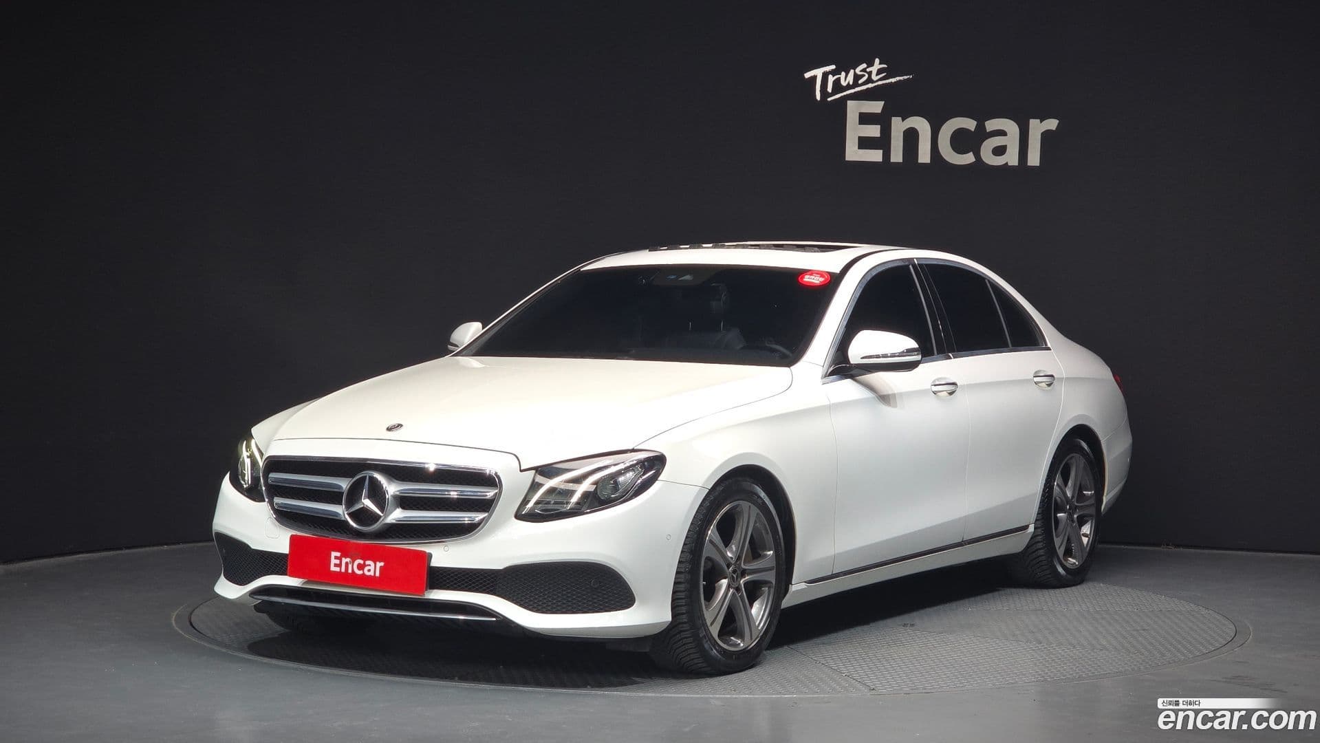Main__Slider__Photo:E-Class Mercedes-Benz 2018.9-0