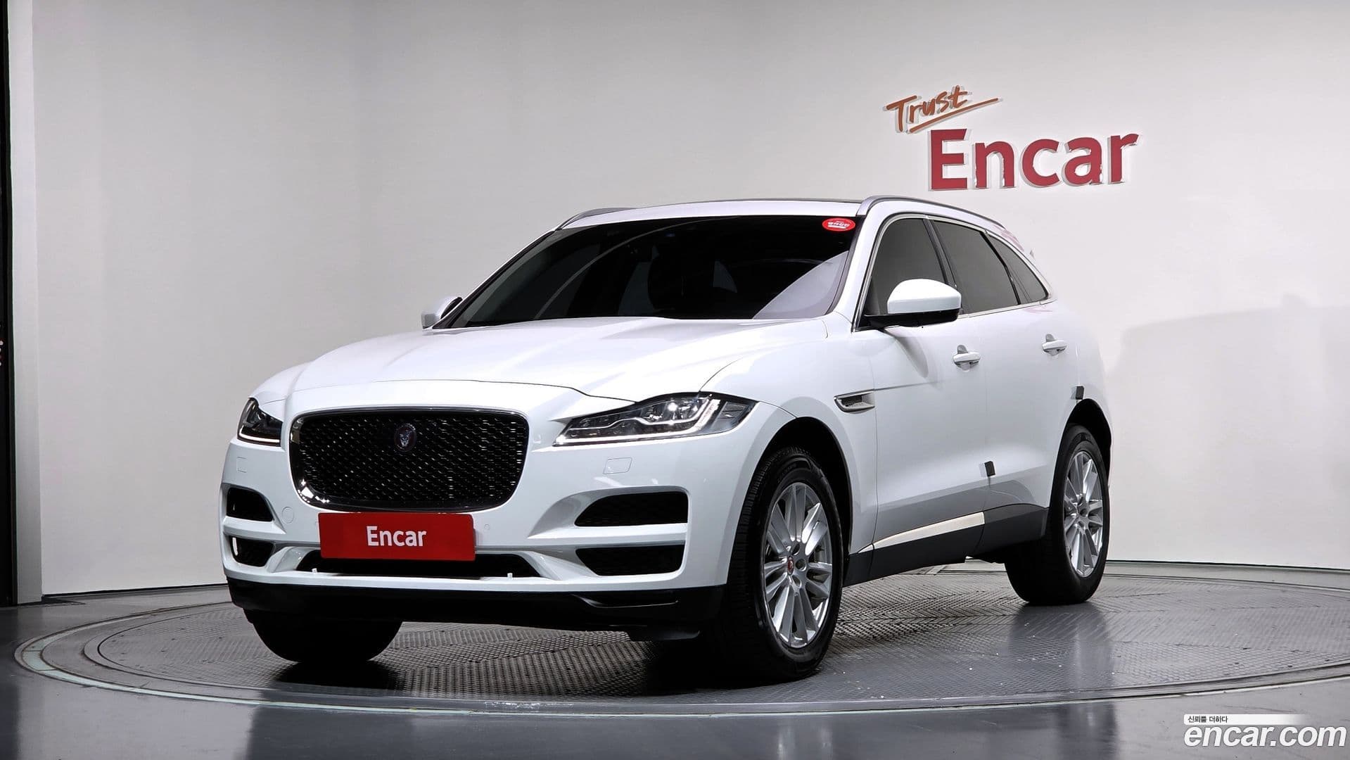 Main__Slider__Photo:F-PACE Jaguar 2019.1-0
