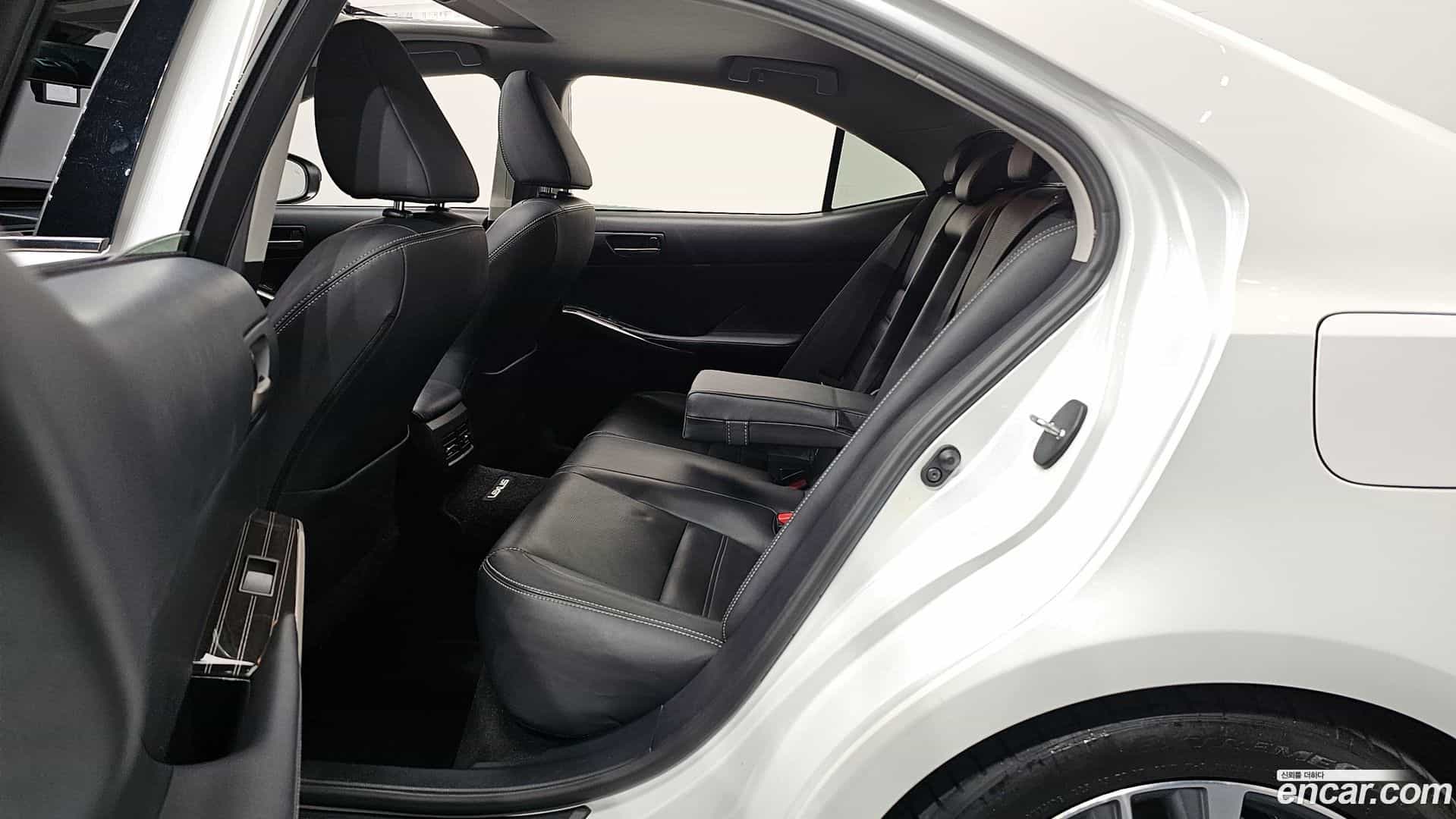 IS Lexus 2019.4-OPTION-016