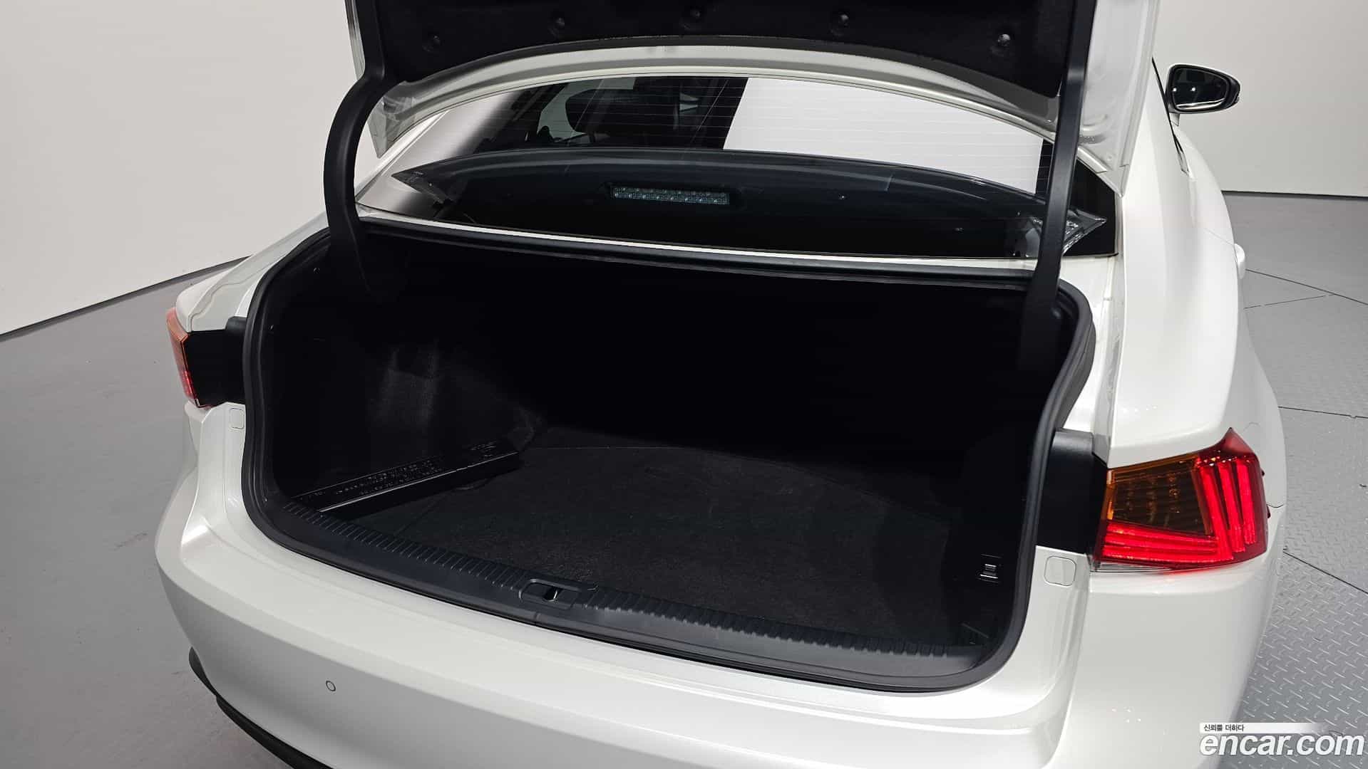 IS Lexus 2019.4-OPTION-024