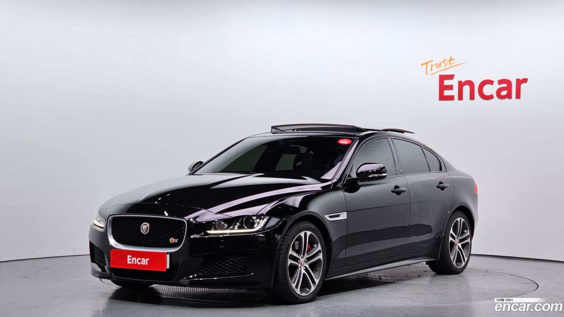 Main__Slider__Photo:XE Jaguar 2016.7-0
