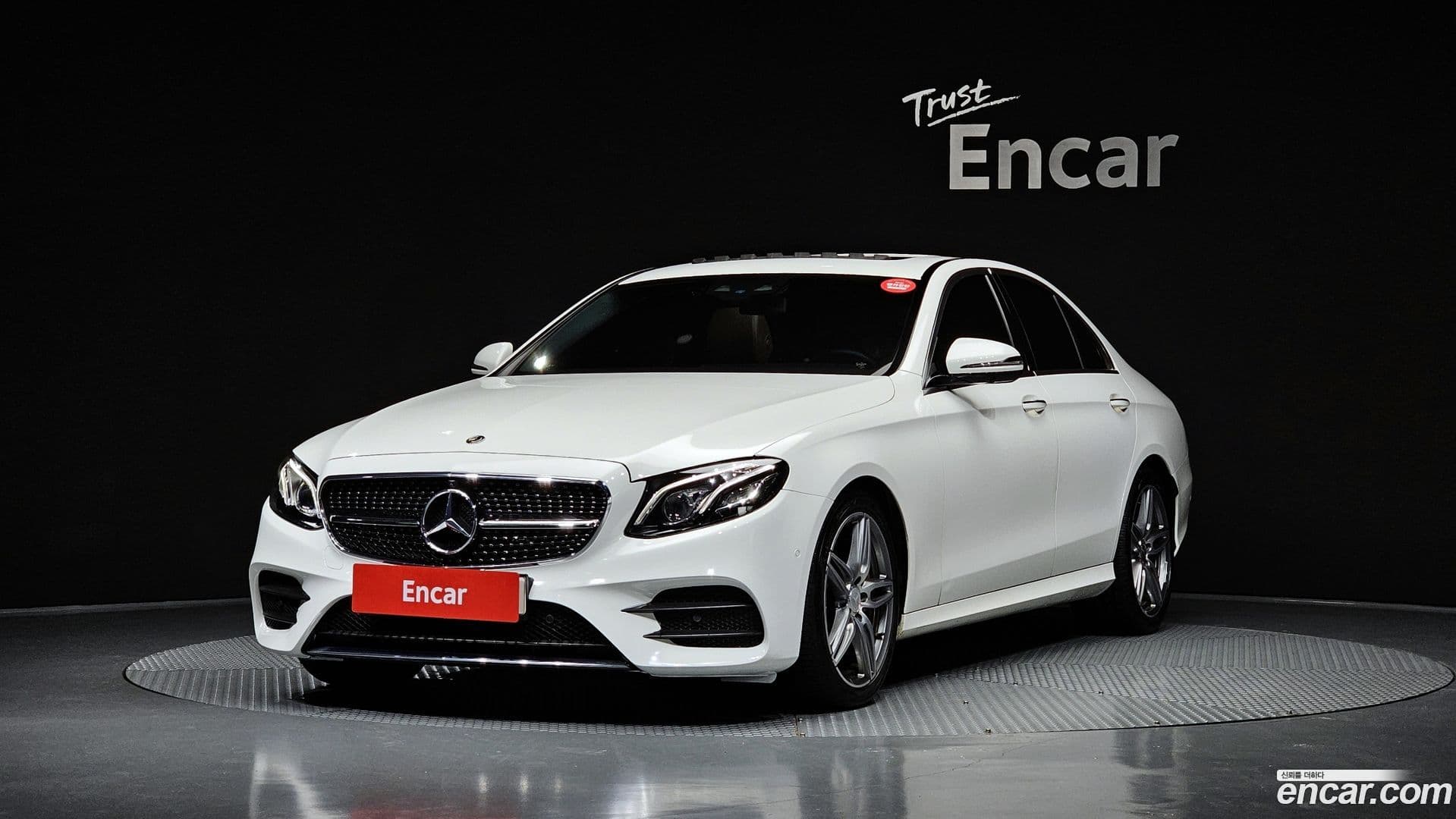 Main__Slider__Photo:E-Class Mercedes-Benz 2018.9-0