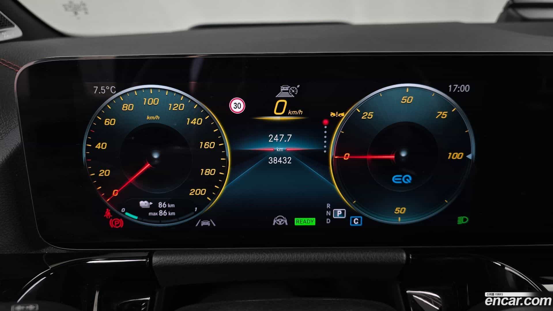 EQA Mercedes-Benz 2024.1-INNER-008
