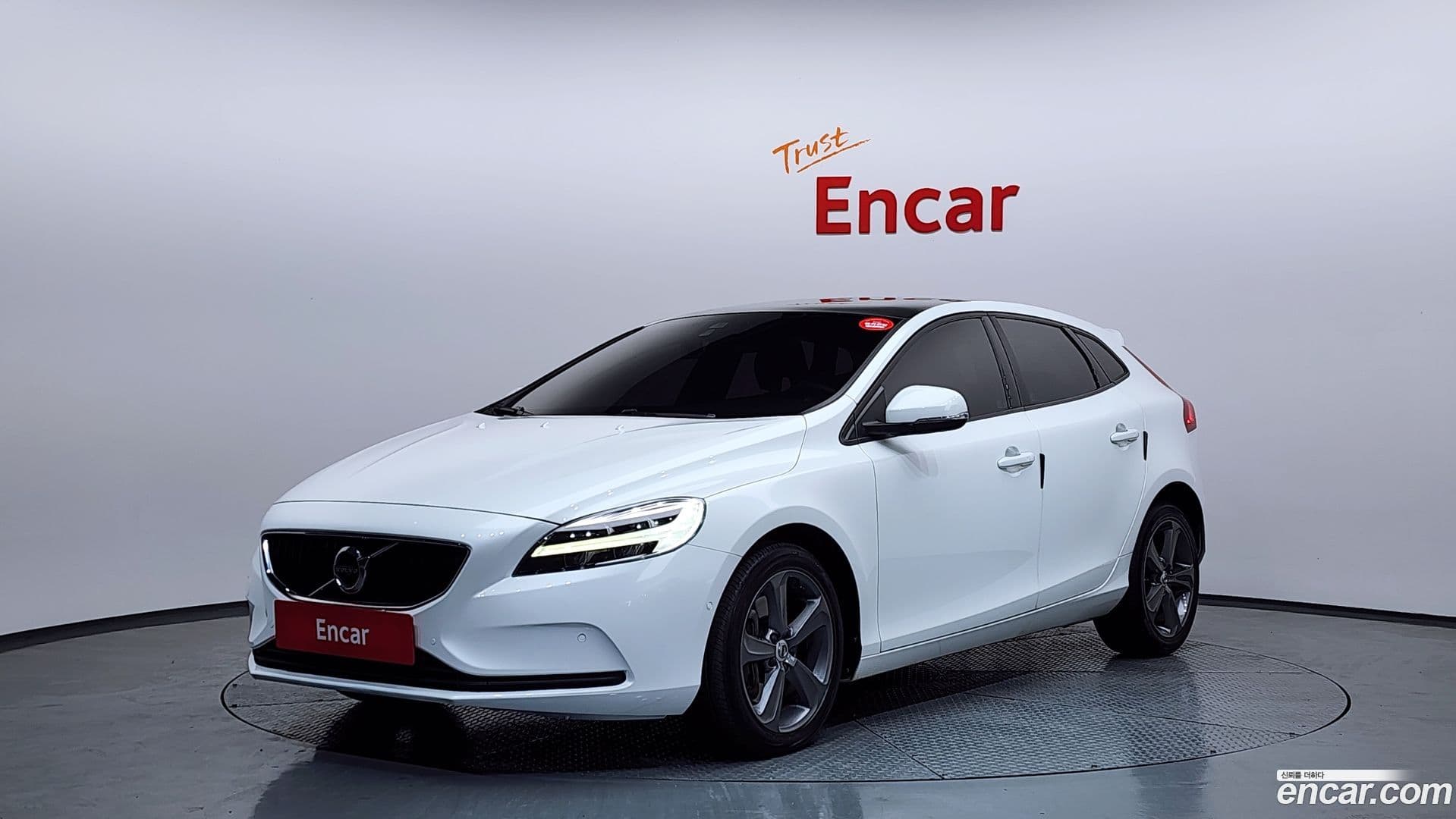 Main__Slider__Photo:V40 Volvo 2017.8-0