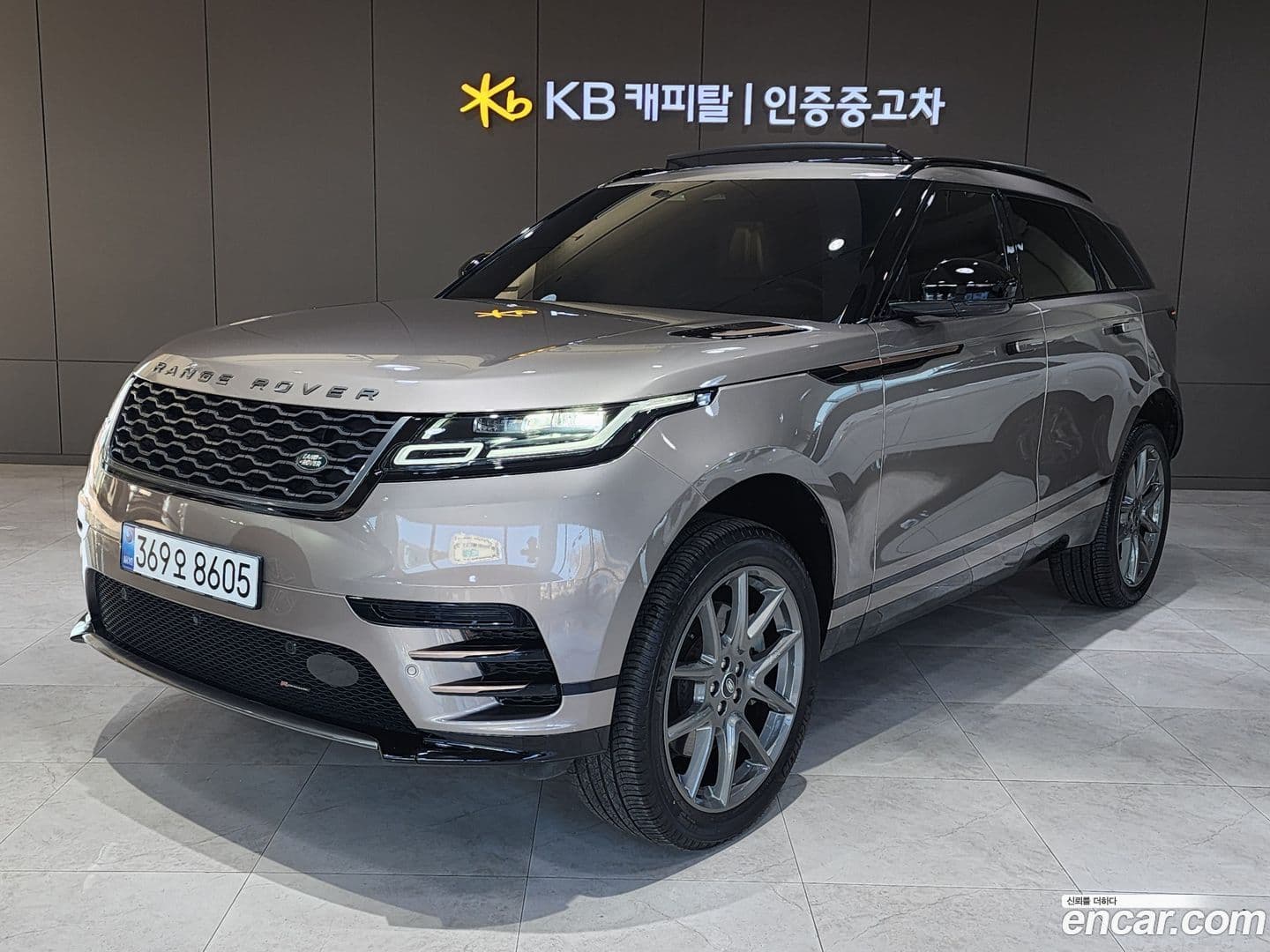 Main__Slider__Photo:Range Rover Velar Land Rover 2022.7-0