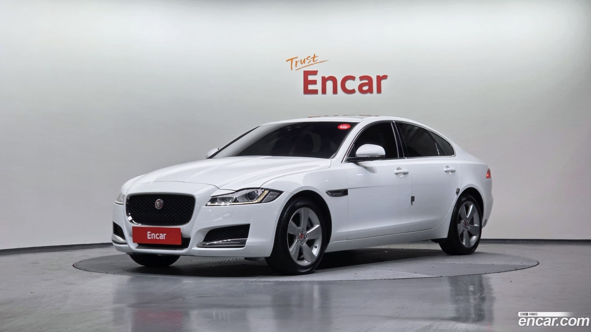 Main__Slider__Photo:XF Jaguar 2018.0-0