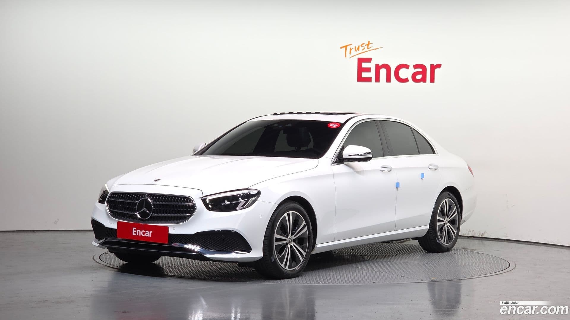 Main__Slider__Photo:E-Class Mercedes-Benz 2022.6-0