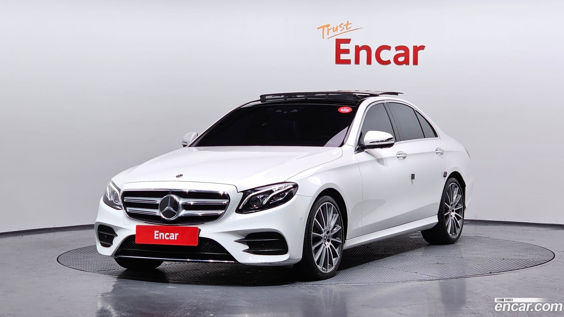 Main__Slider__Photo:E-Class Mercedes-Benz 2020.6-0