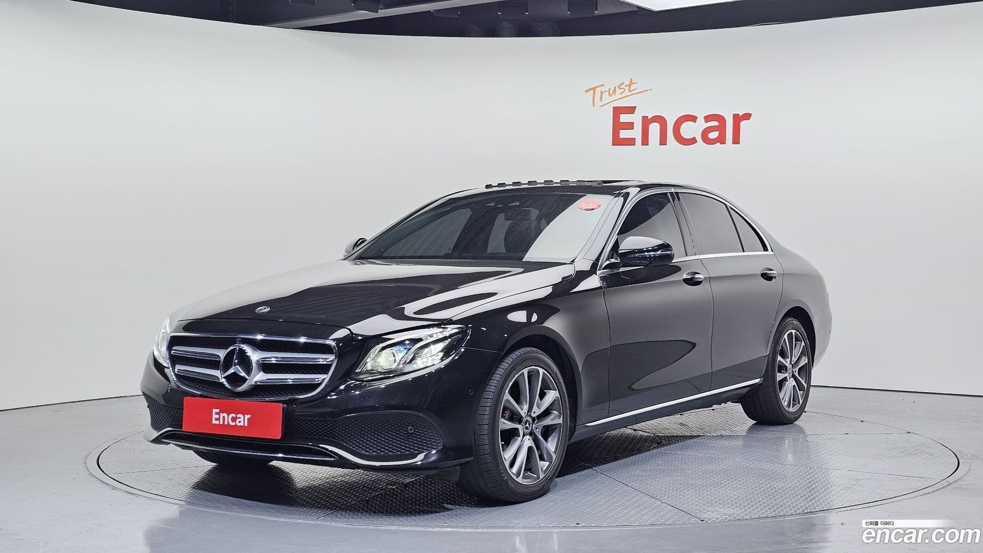 Main__Slider__Photo:E-Class Mercedes-Benz 2019.9-0
