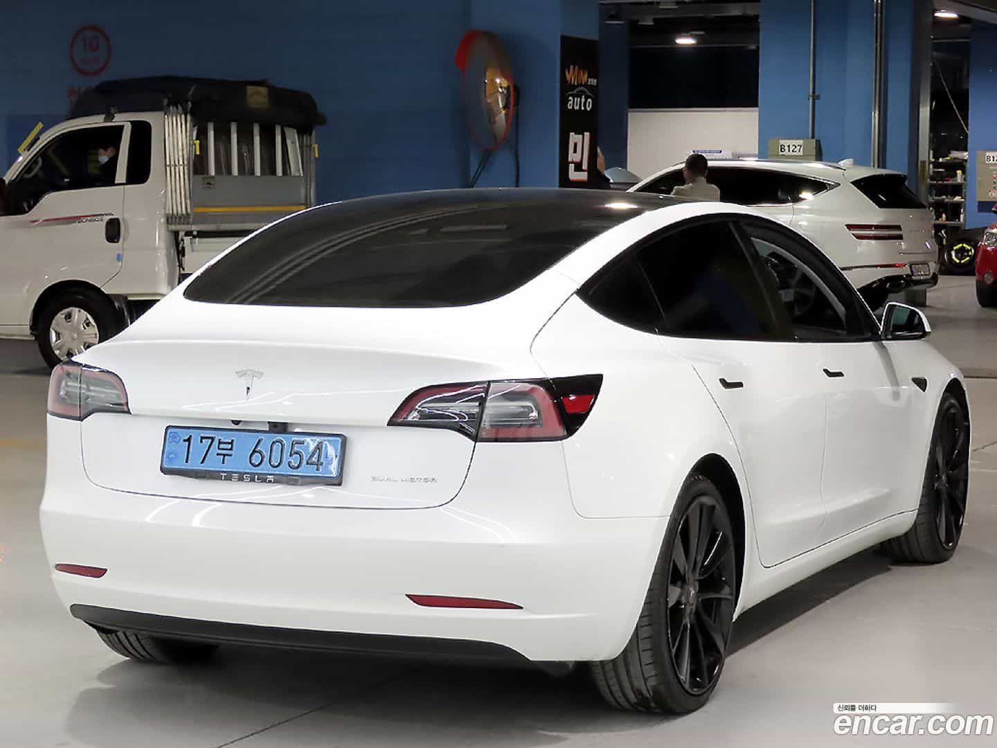 Model 3 Tesla 2021.10-OUTER-004