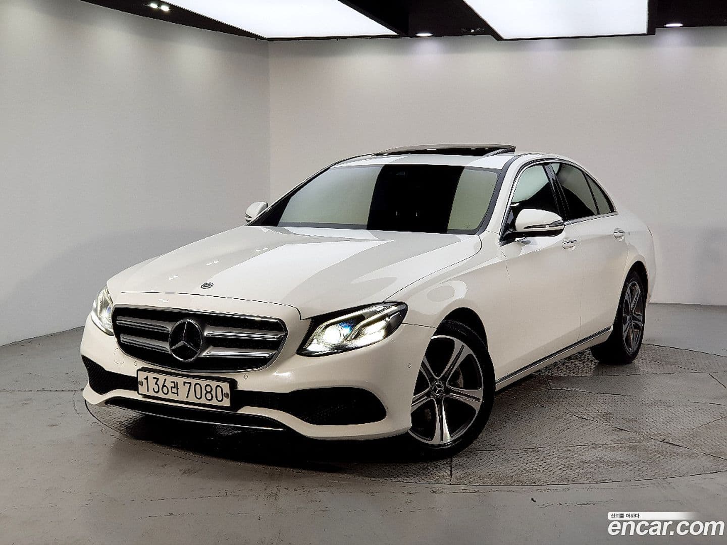 Main__Slider__Photo:E-Class Mercedes-Benz 2018.11-0
