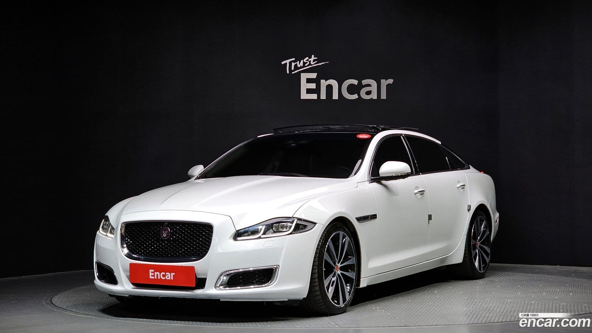 Main__Slider__Photo:XJ Jaguar 2019.11-0