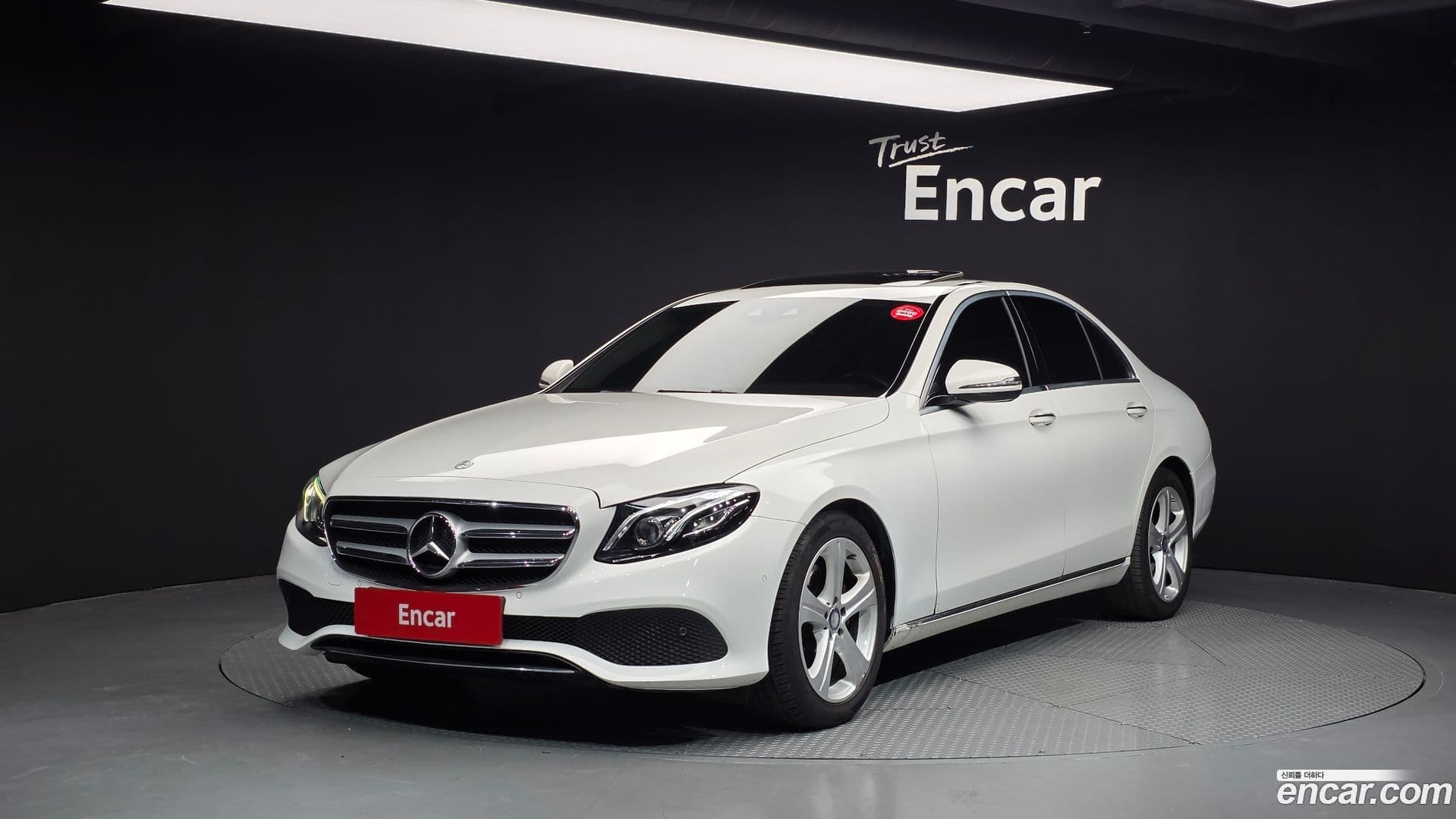 Main__Slider__Photo:E-Class Mercedes-Benz 2017.0-0