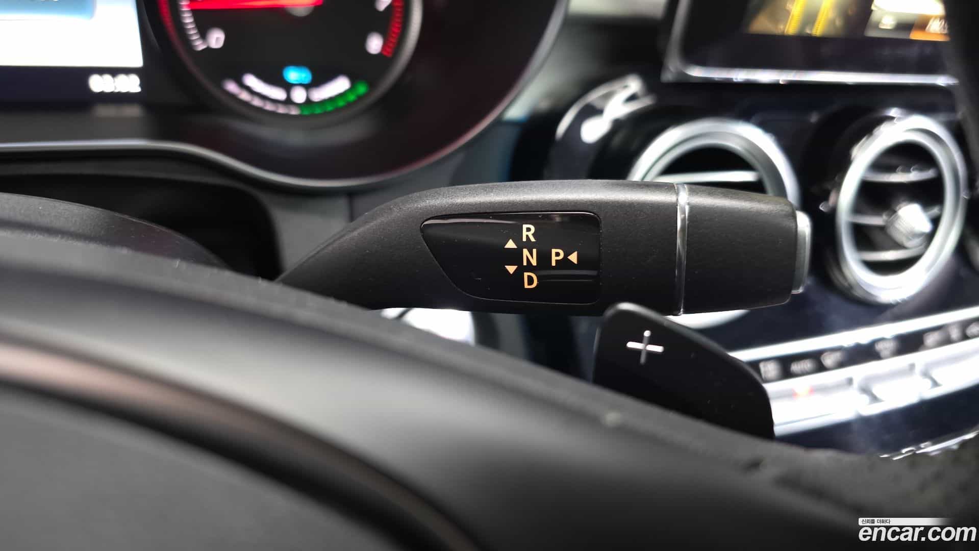 GLC-Class Mercedes-Benz 2019.0-INNER-009